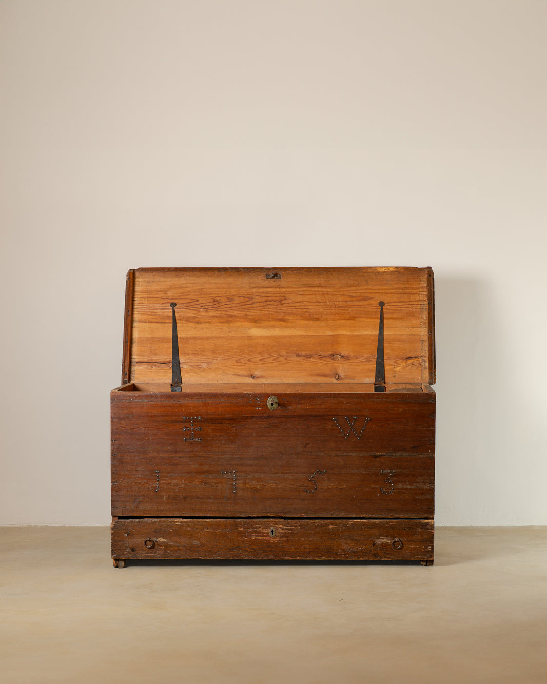 TRUNK, MULE, CIRCA 1753
