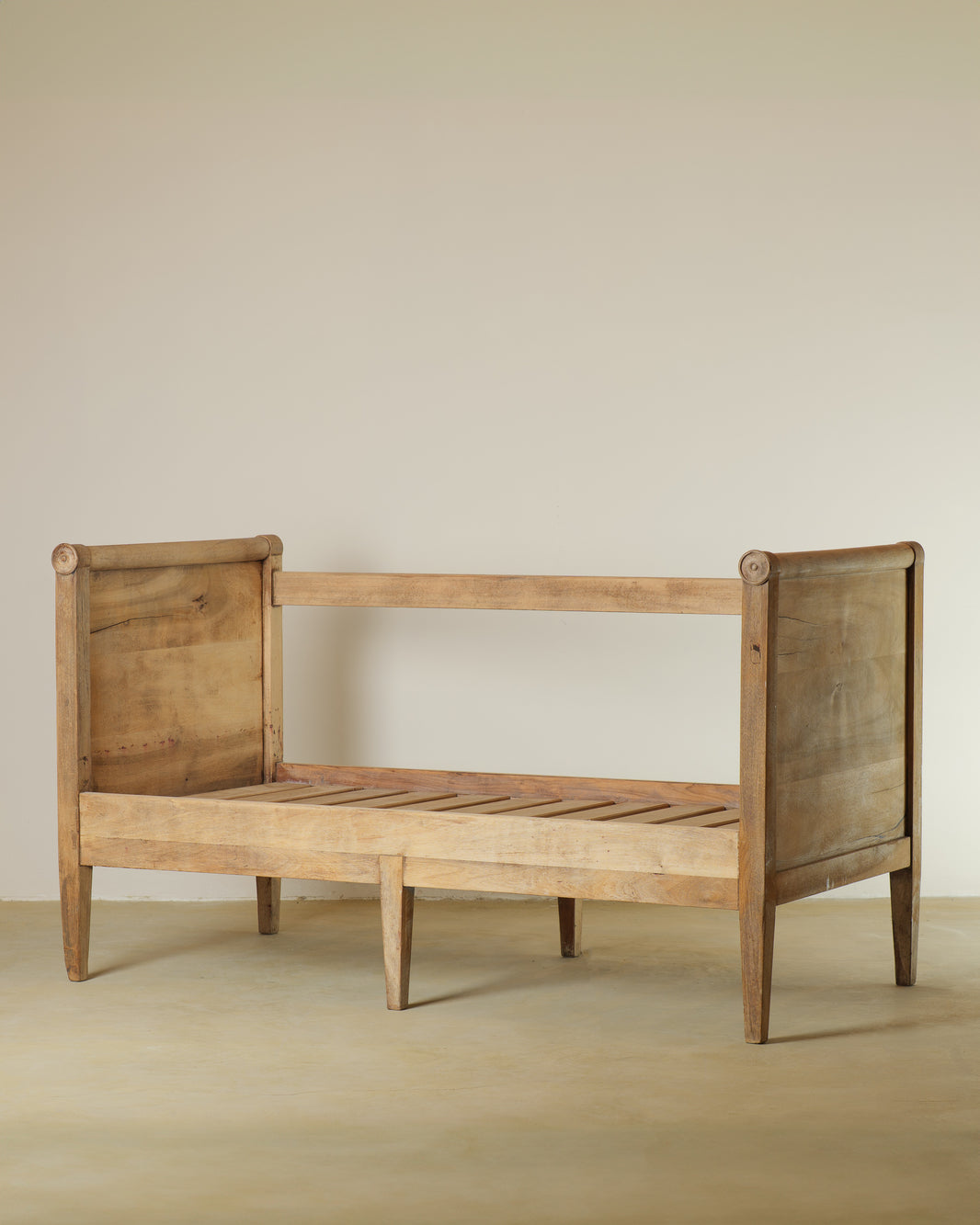 SOFA GUSTAVINO NOGAL S. XIX