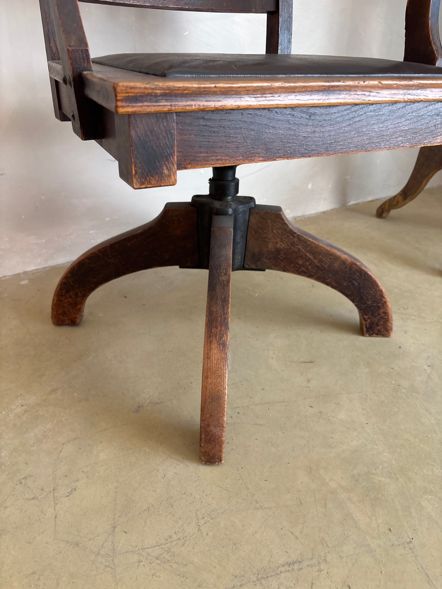 SILLÓN DE OFICINA GIRATORIO AMERICANO DE ROBLE CON ASIENTO DE CUERO, CIRCA 1900