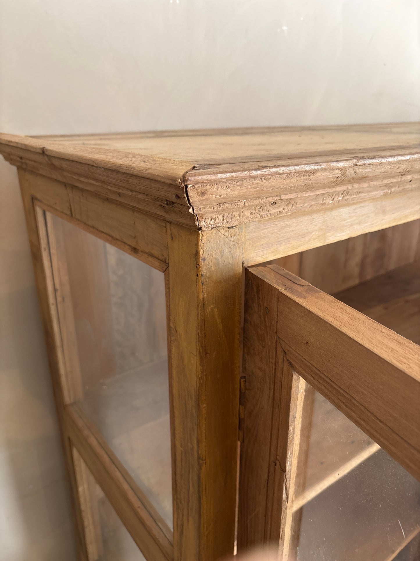 VITRINA DE CRISTAL VINTAGE EN MADERA ANTIGUA.