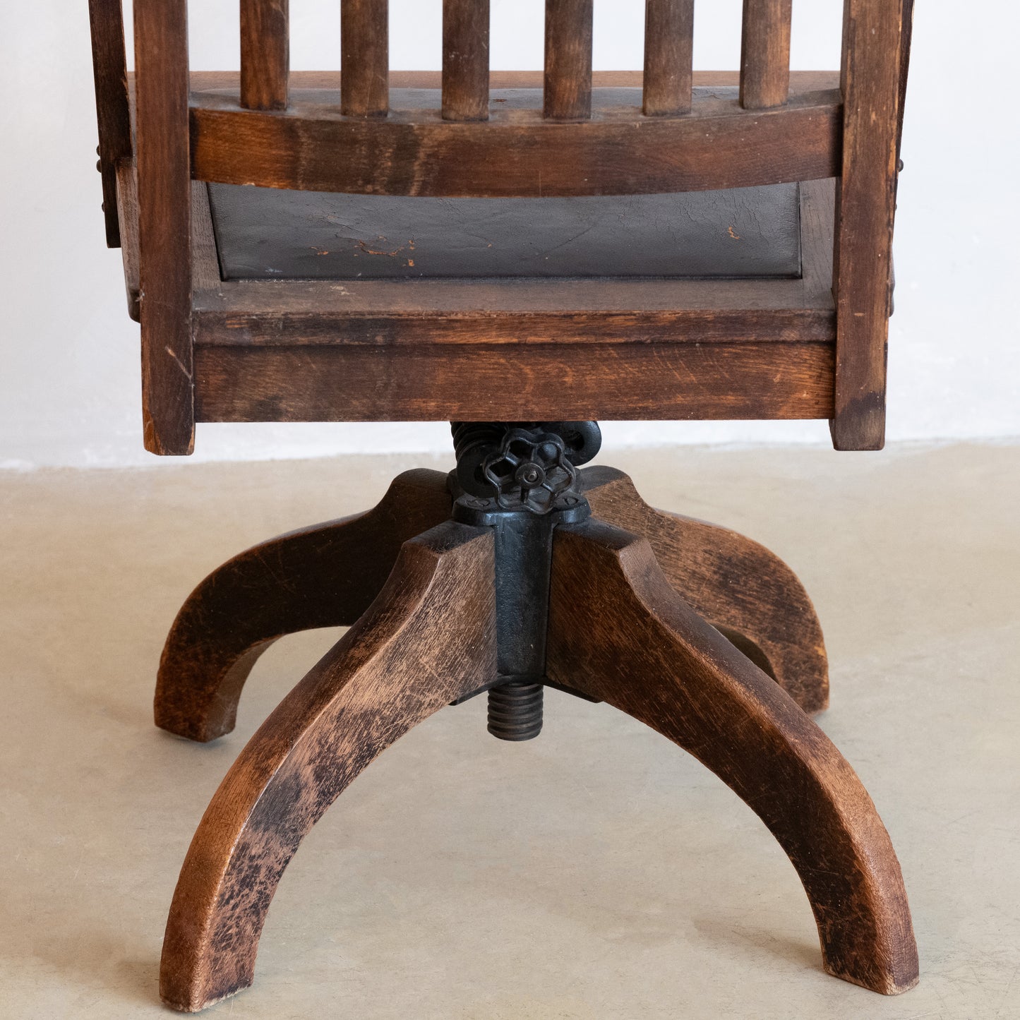 SILLÓN DE OFICINA GIRATORIO AMERICANO DE ROBLE CON ASIENTO DE CUERO, CIRCA 1900