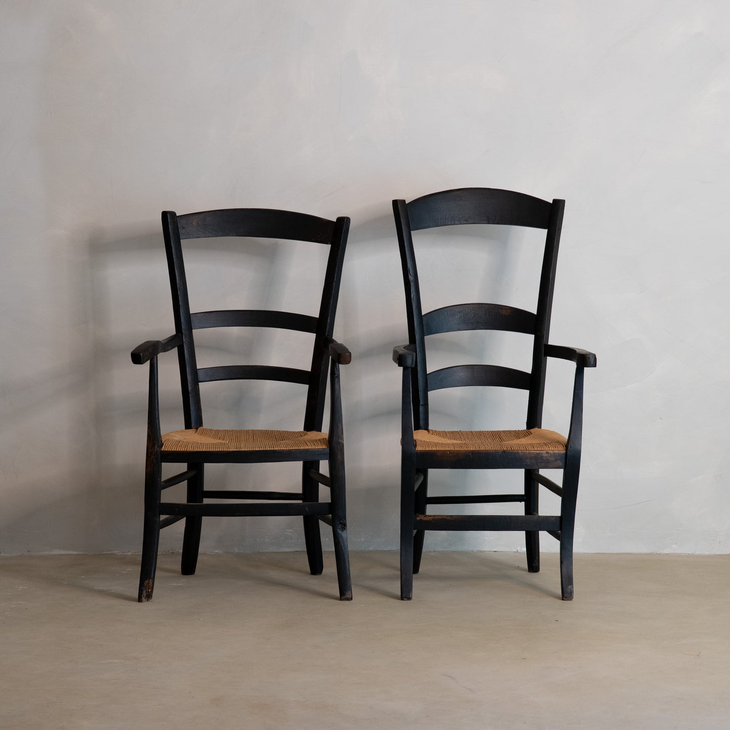 PAREJA DE SILLAS RÚSTICAS S. XIX