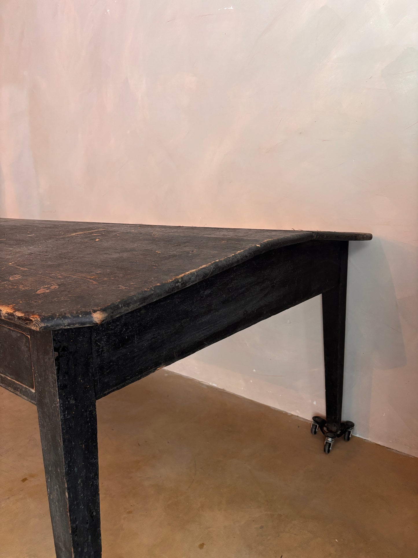 MESA ANTIGUA DE BIBLIOTECA DE PINO EBONIZADO