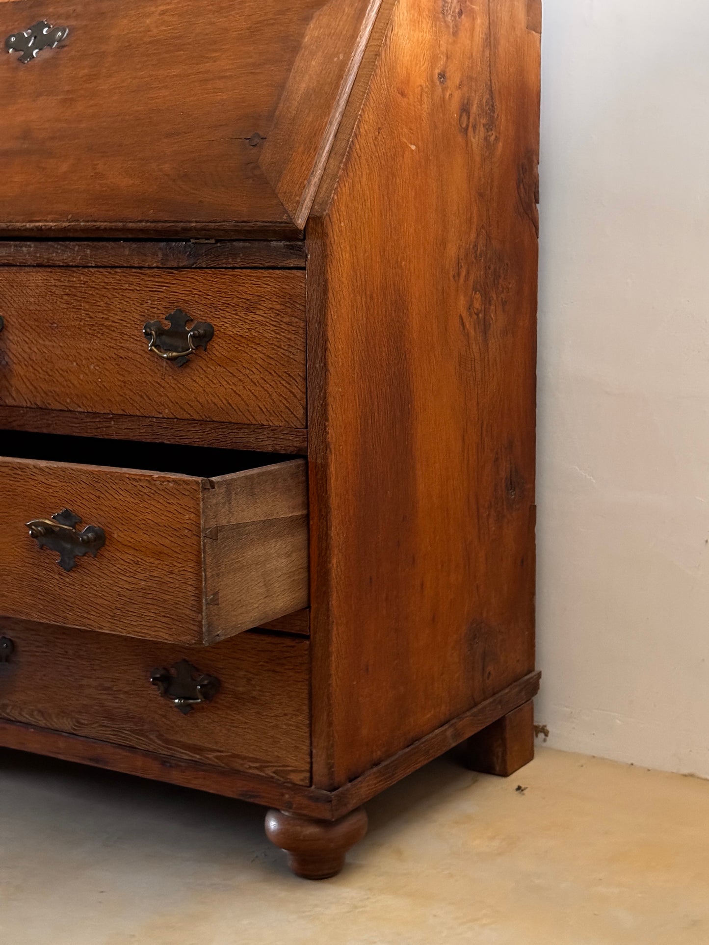 Secretaria de ROBLE con vitrina superior siglo XIX