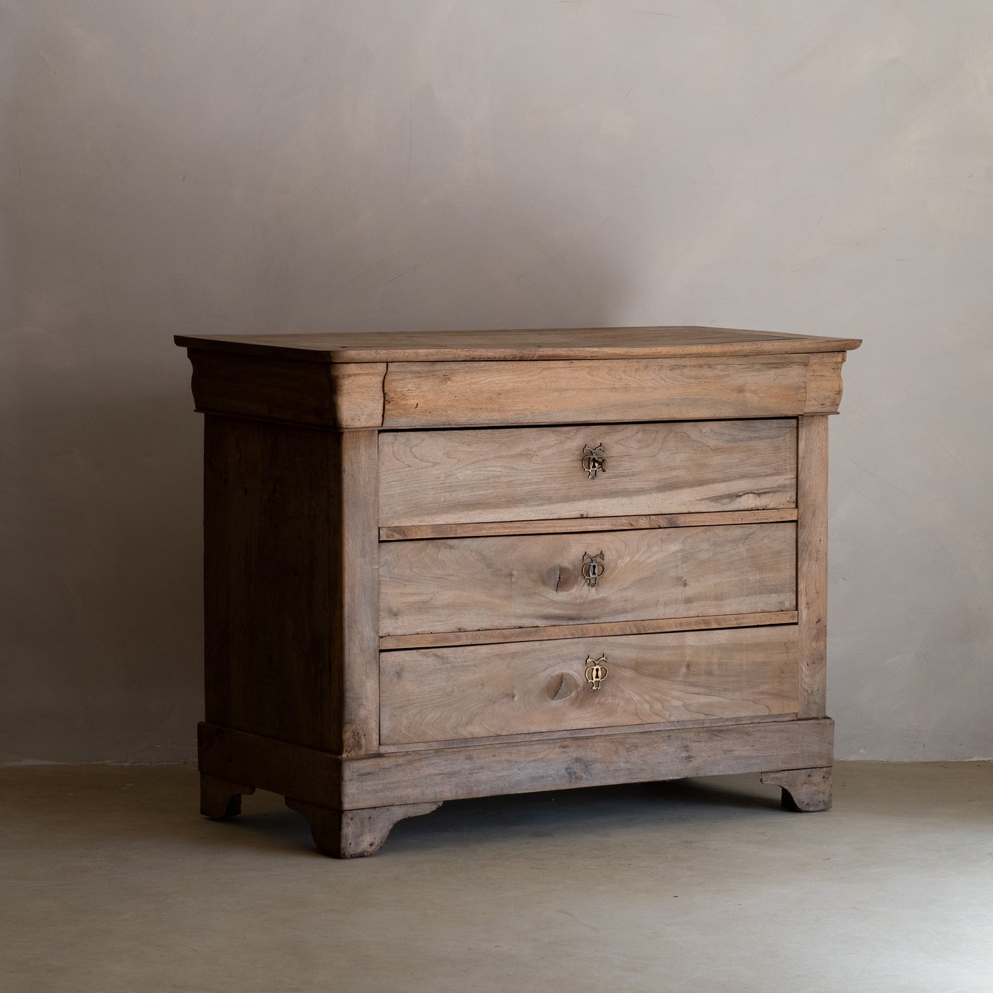 FRENCH WALNUT CHEST OF DRAWERS, 18TH CENTURY