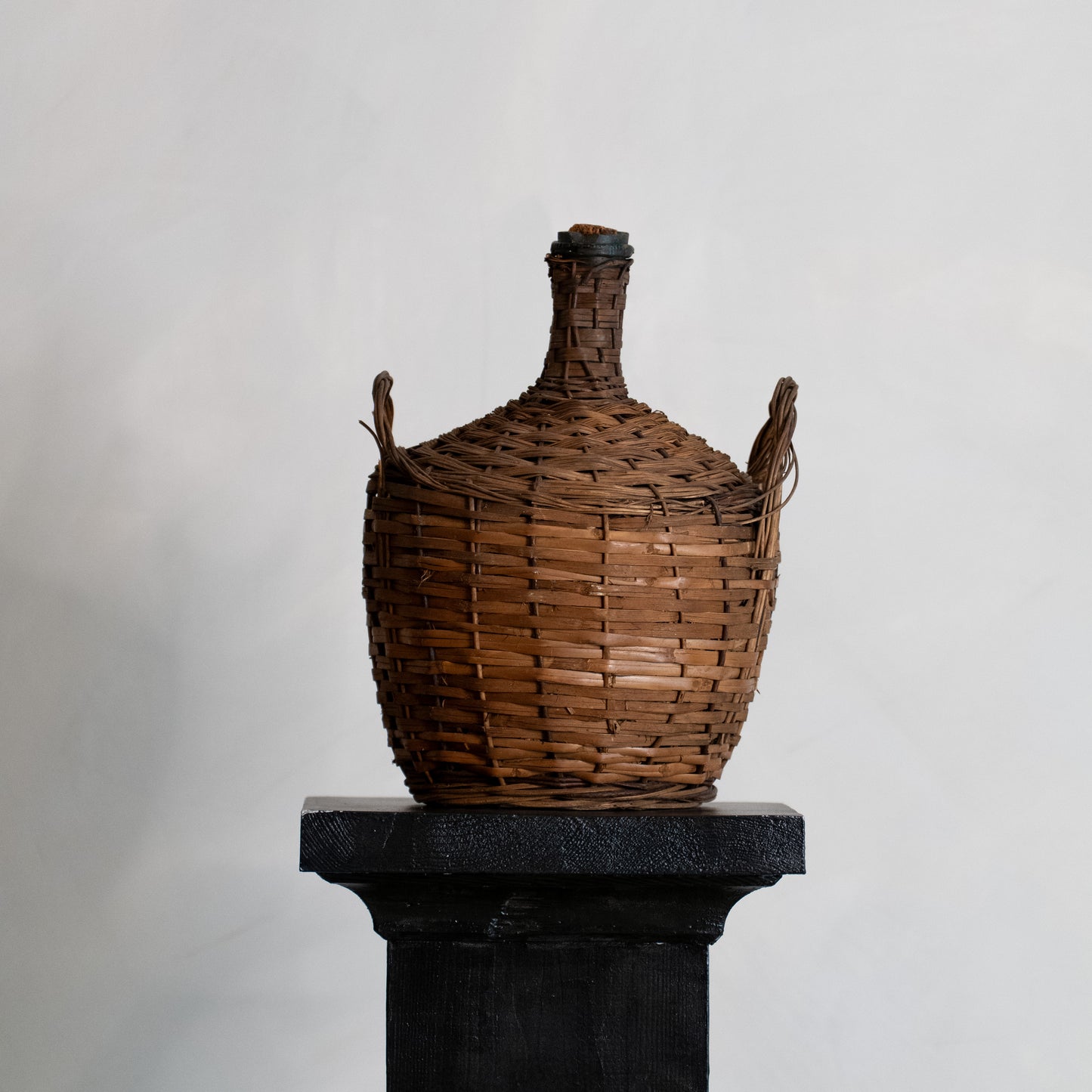 DAMAJUANA DE VIDRIO Y MIMBRE, AÑOS 20