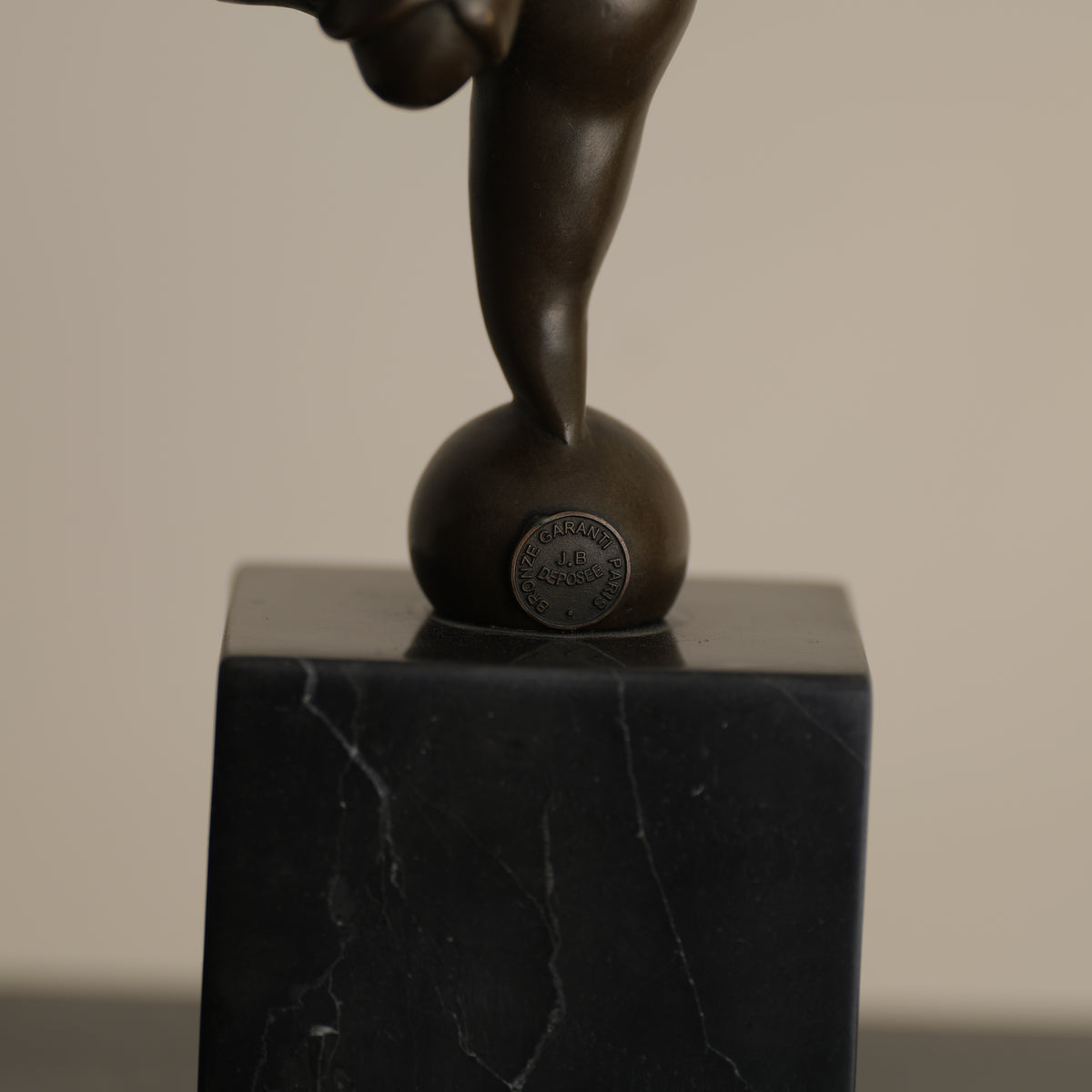 ESCULTURA “GRAVEDAD” — MILO