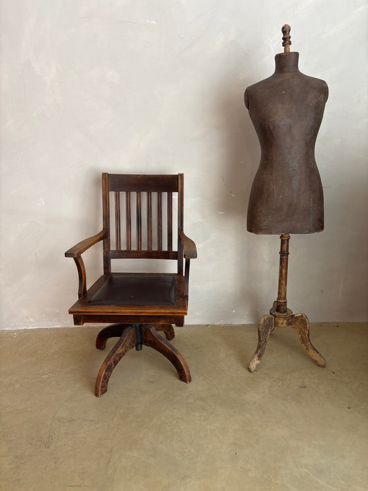 SILLÓN DE OFICINA GIRATORIO AMERICANO DE ROBLE CON ASIENTO DE CUERO, CIRCA 1900