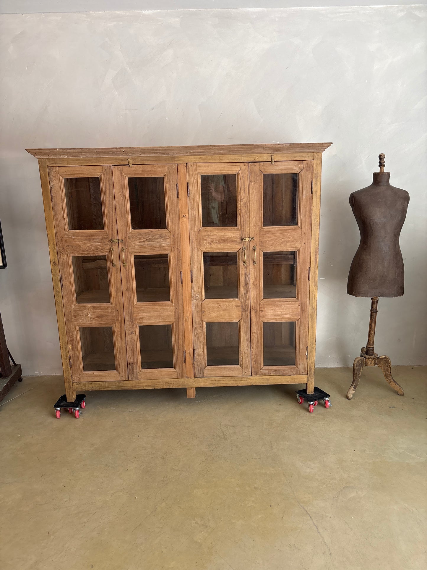 VITRINA DE CRISTAL VINTAGE EN MADERA ANTIGUA.