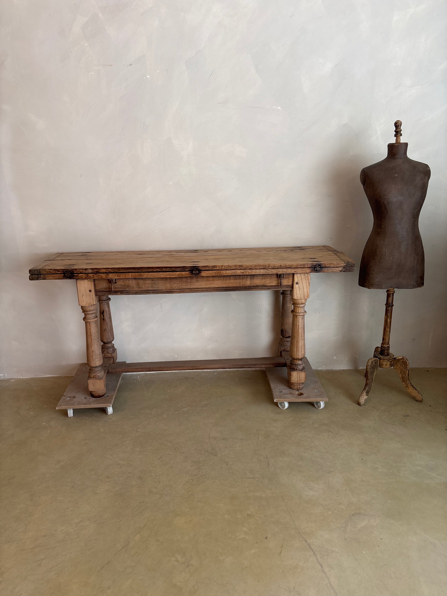 VERSATILE FRENCH OAK DINING TABLE WITH FLAPS S. XIX