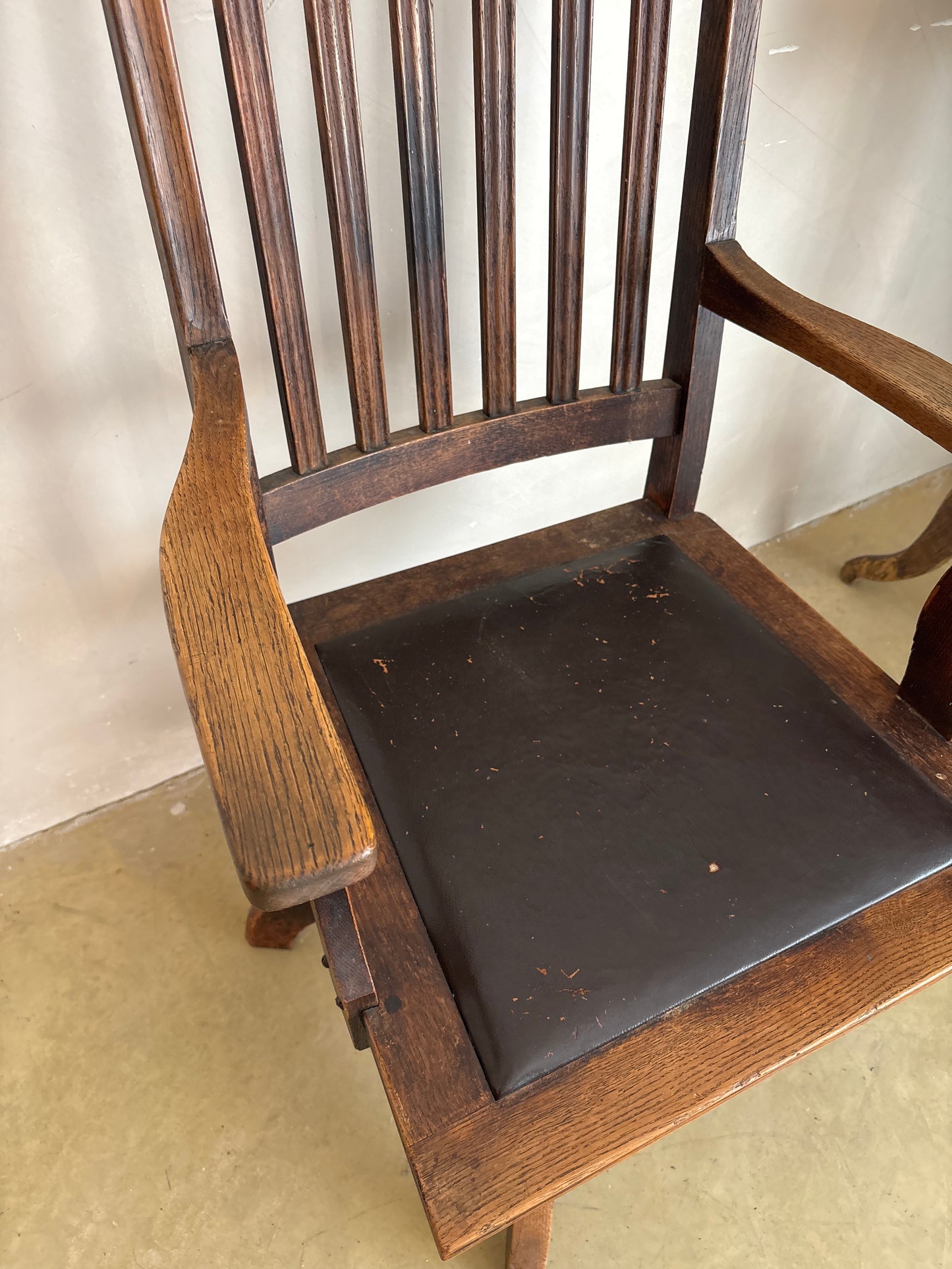SILLÓN DE OFICINA GIRATORIO AMERICANO DE ROBLE CON ASIENTO DE CUERO, CIRCA 1900