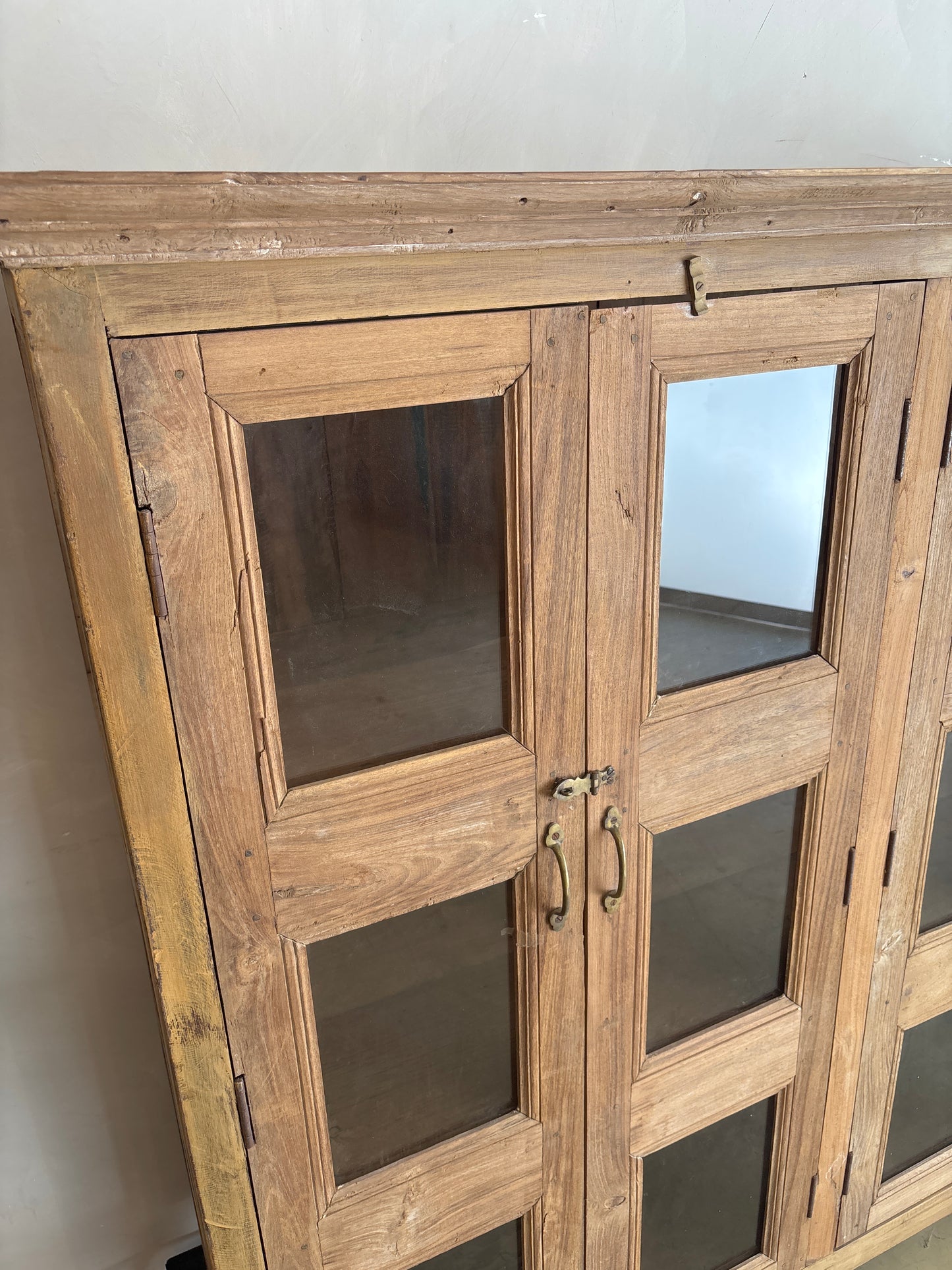 VITRINA DE CRISTAL VINTAGE EN MADERA ANTIGUA.