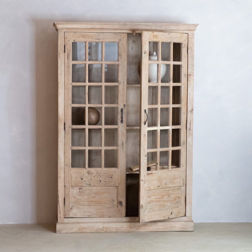 VITRINA RÚSTICA DE MADERA MACIZA CON PUERTAS DE CRISTAL