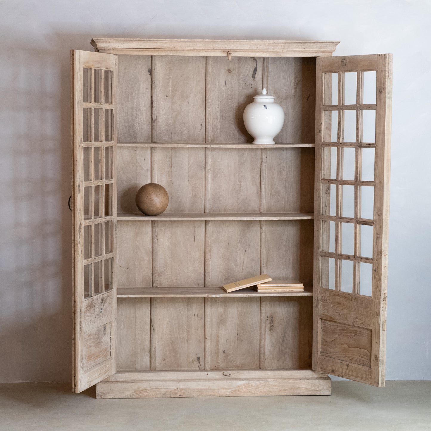 VITRINA RÚSTICA DE MADERA CON PUERTAS DE CRISTAL