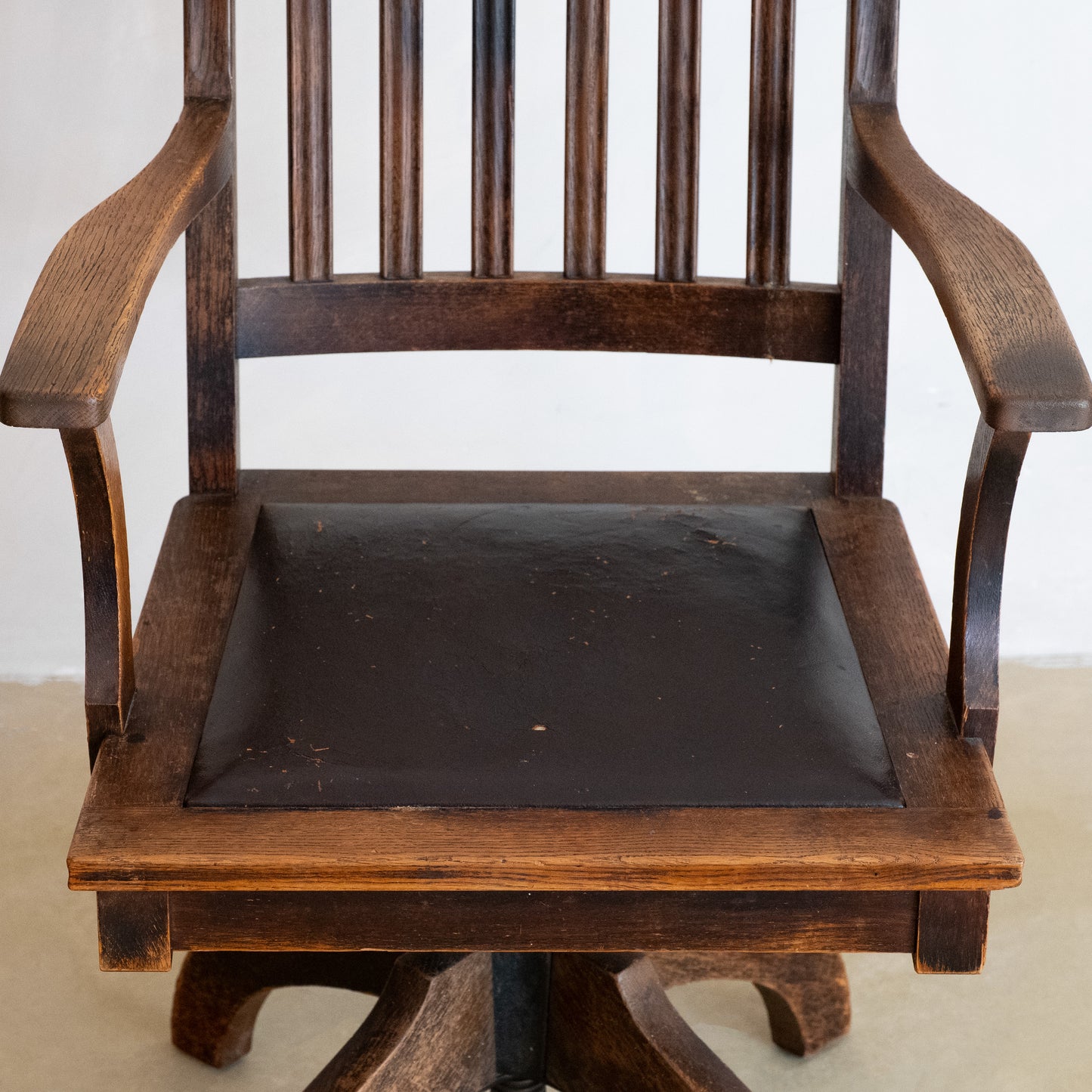 SILLÓN DE OFICINA GIRATORIO AMERICANO DE ROBLE CON ASIENTO DE CUERO, CIRCA 1900