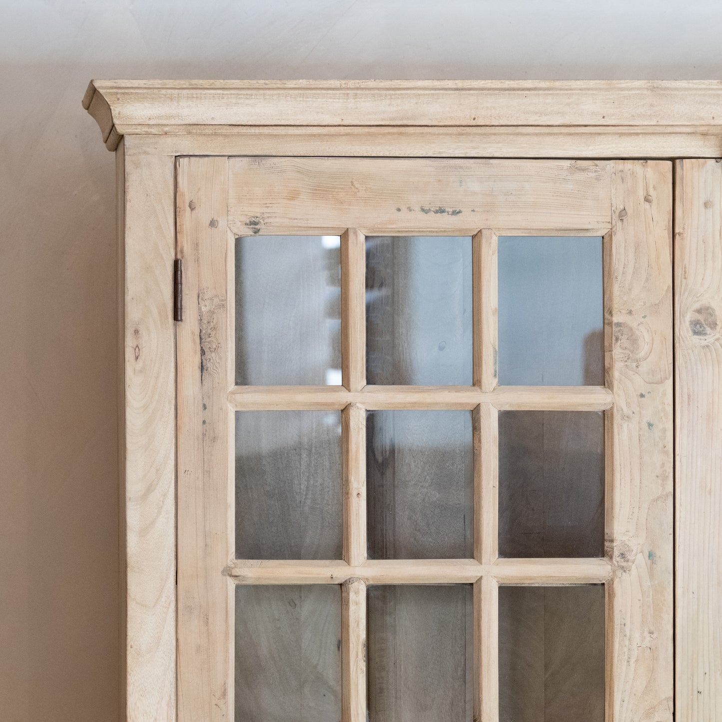 VITRINA RÚSTICA DE MADERA CON PUERTAS DE CRISTAL