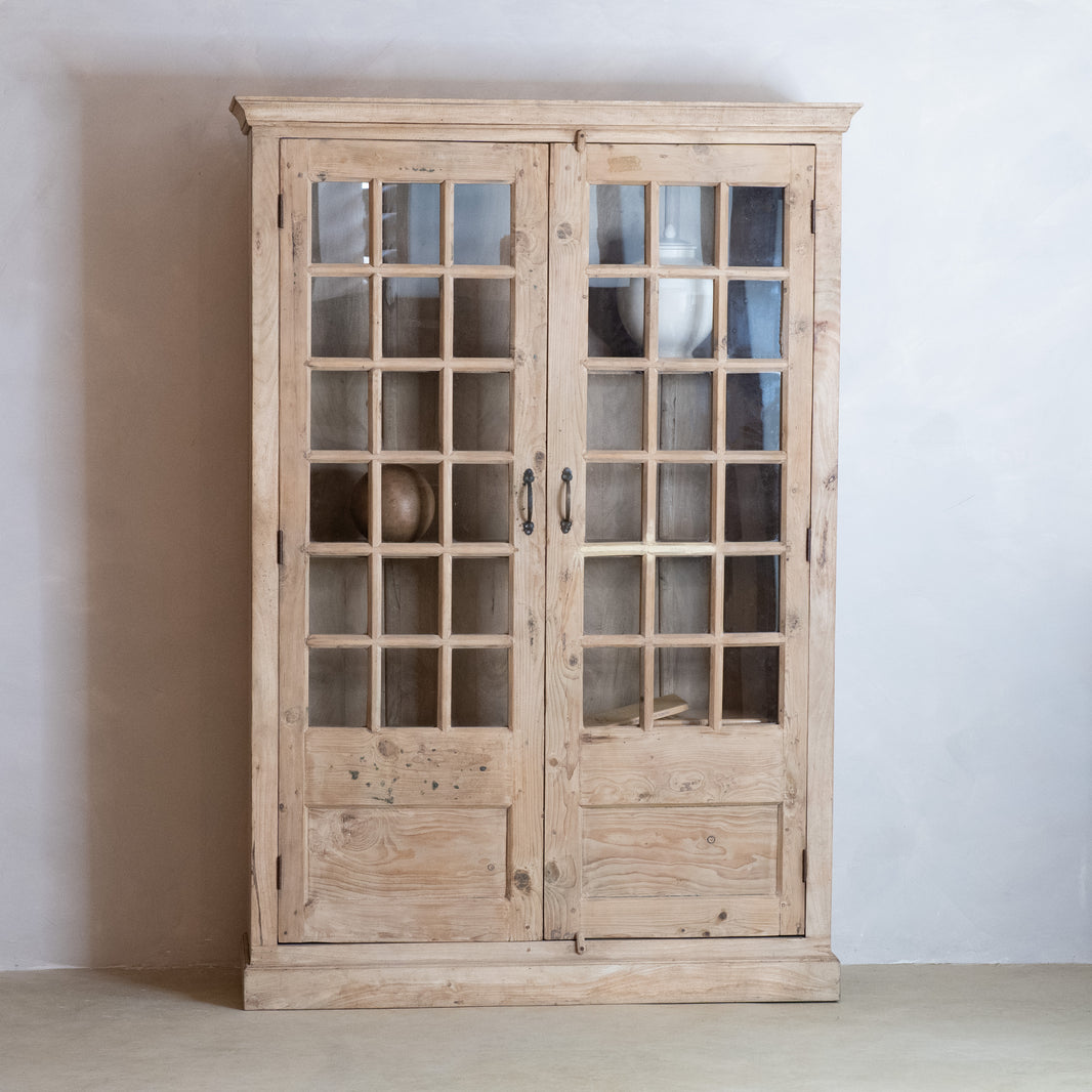 VITRINA RÚSTICA DE MADERA MACIZA CON PUERTAS DE CRISTAL