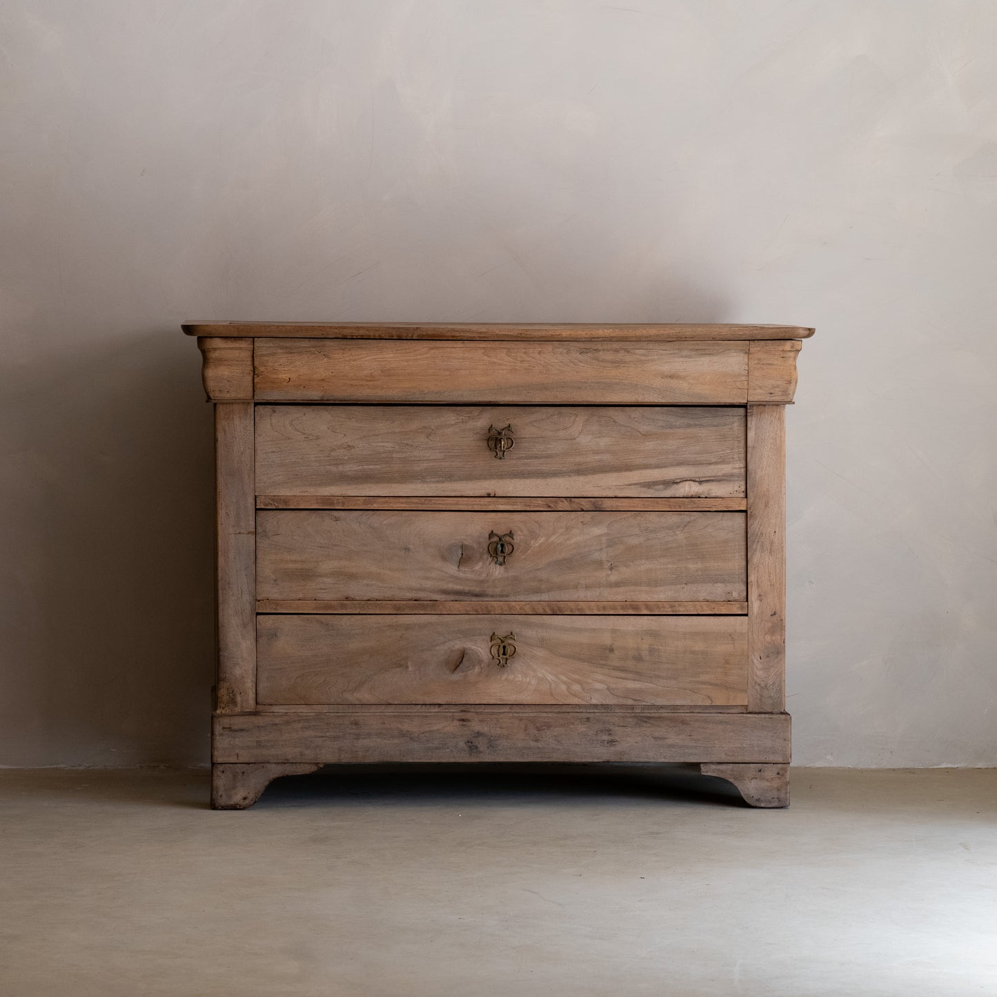 FRENCH WALNUT CHEST OF DRAWERS, 18TH CENTURY