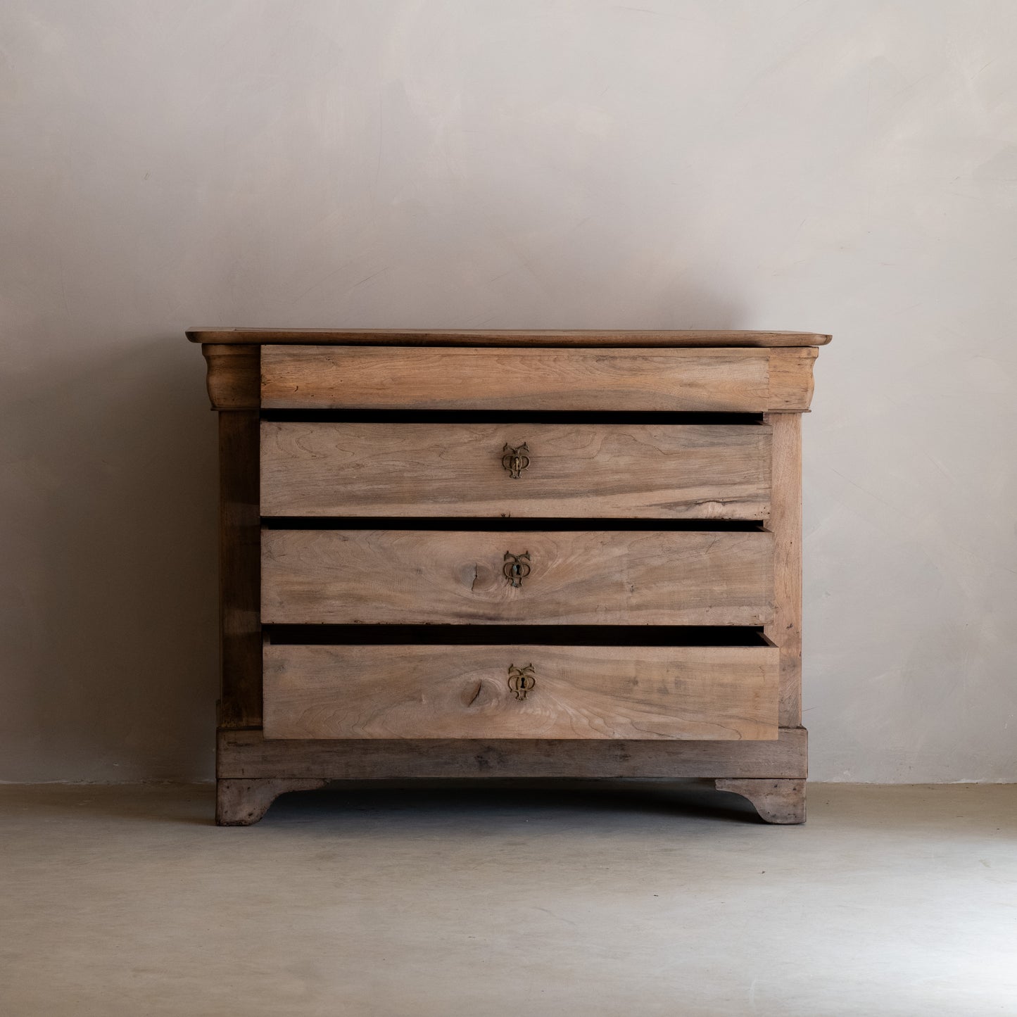 FRENCH WALNUT CHEST OF DRAWERS, 18TH CENTURY