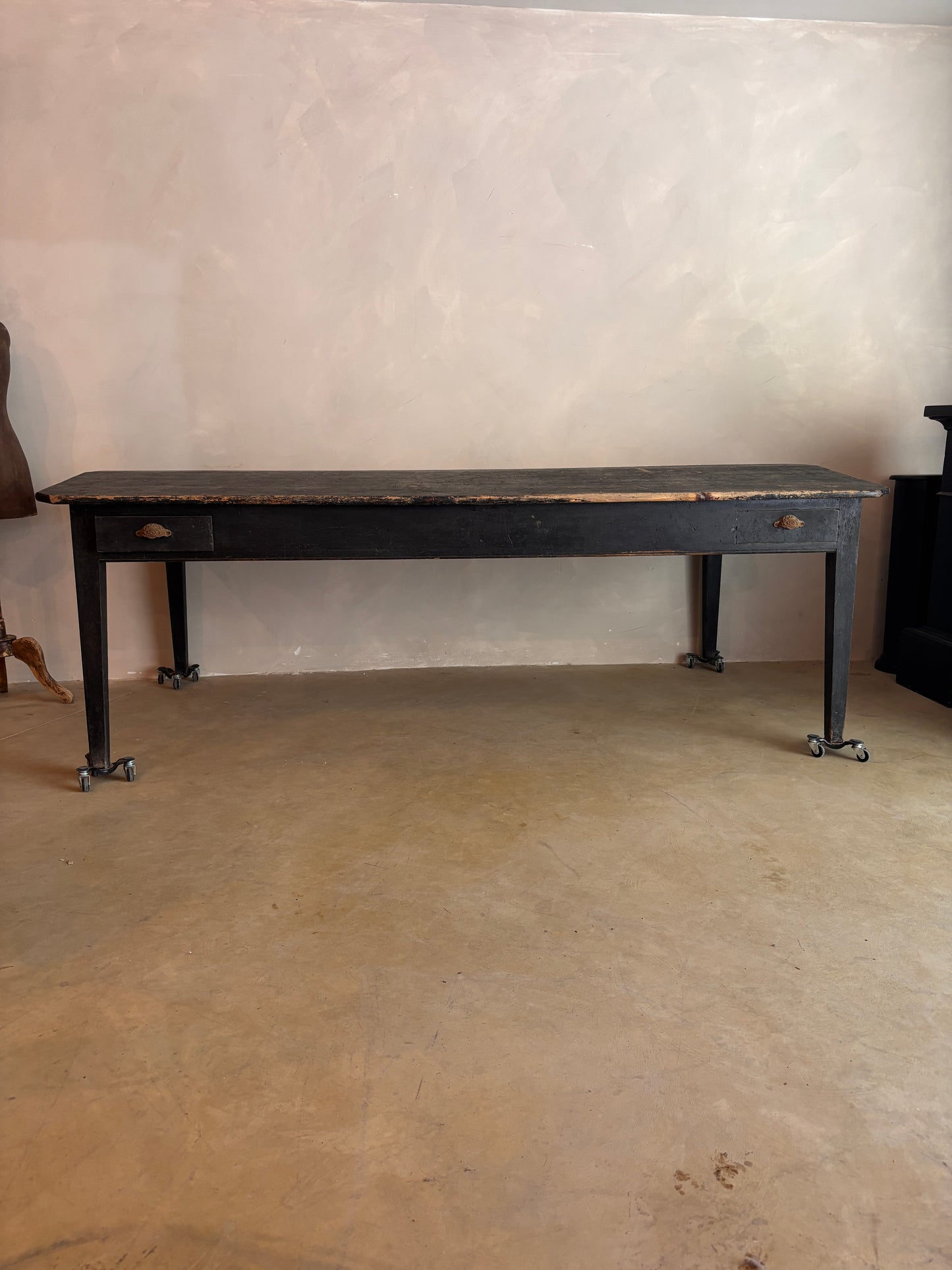 MESA ANTIGUA DE BIBLIOTECA DE PINO EBONIZADO