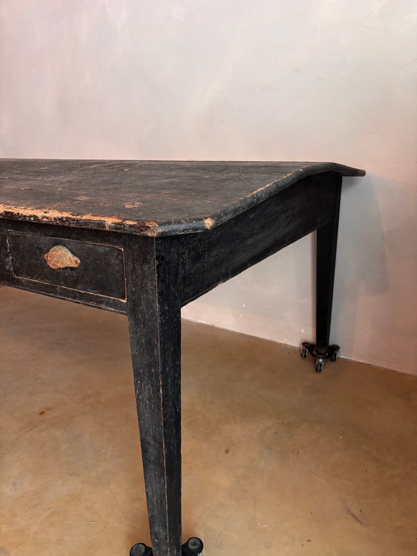 MESA ANTIGUA DE BIBLIOTECA DE PINO EBONIZADO