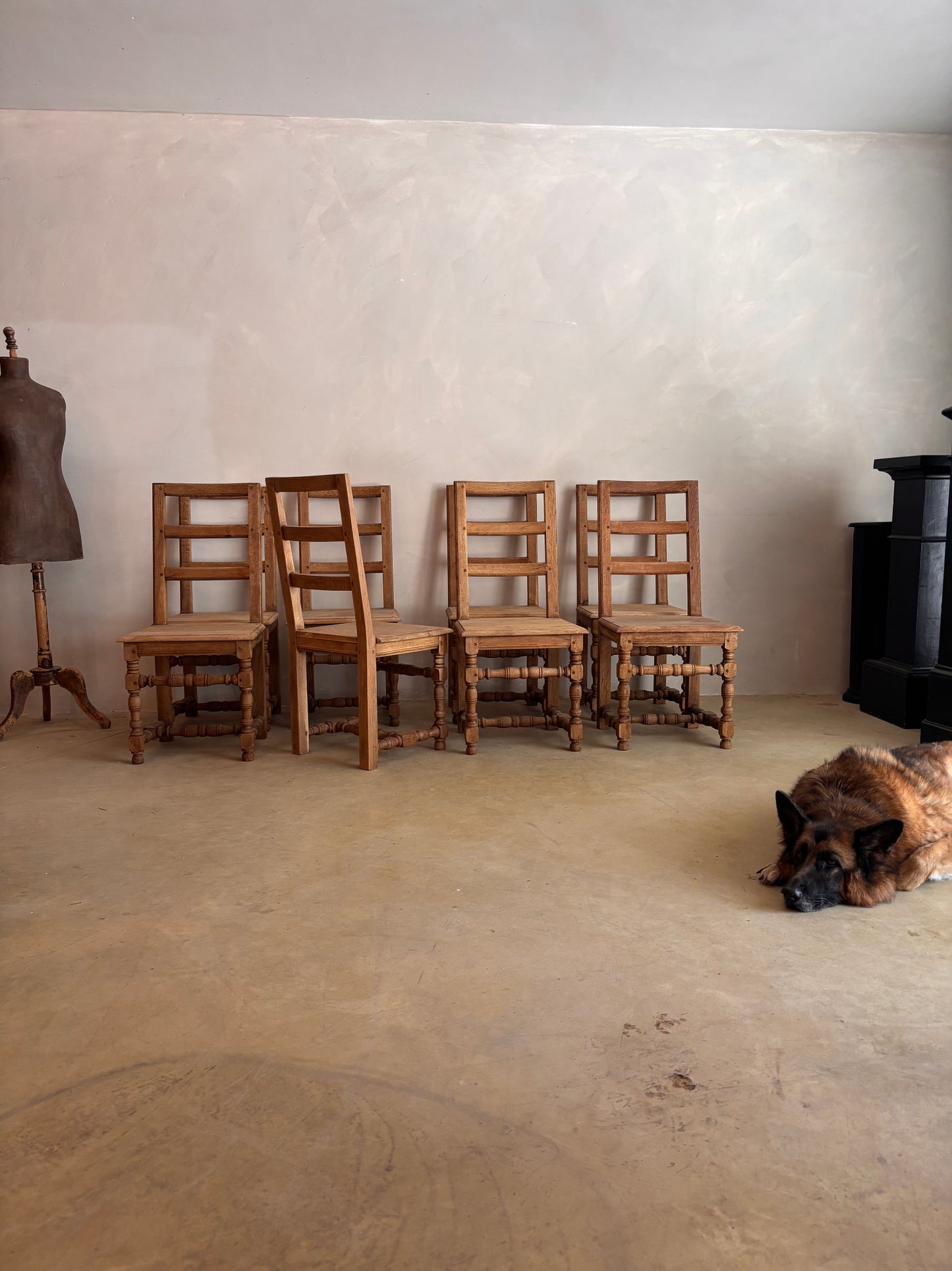 JUEGO DE OCHO SILLAS DE COMEDOR FRANCESAS DE ROBLE DEL SIGLO XIX