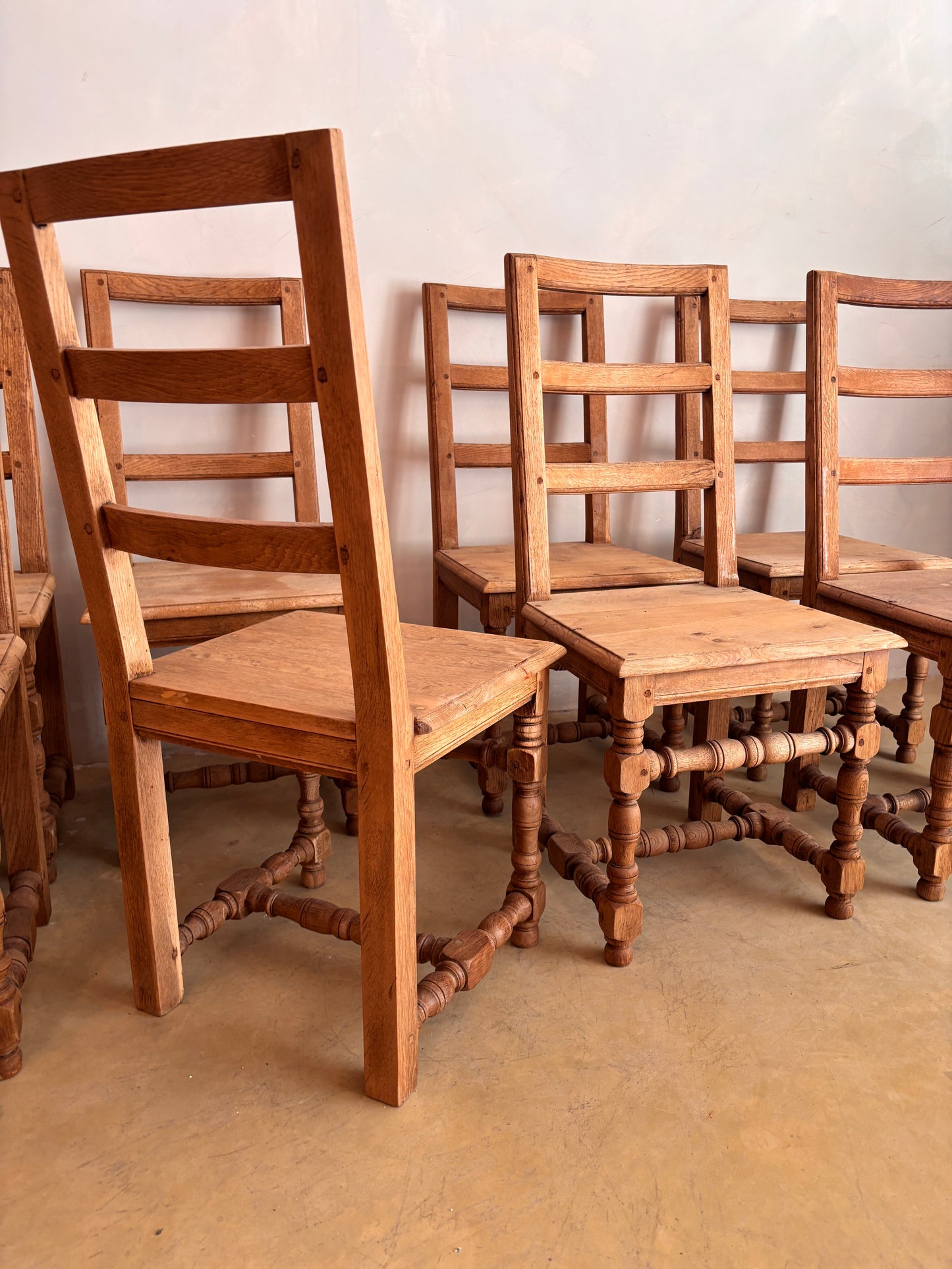 JUEGO DE OCHO SILLAS DE COMEDOR FRANCESAS DE ROBLE DEL SIGLO XIX