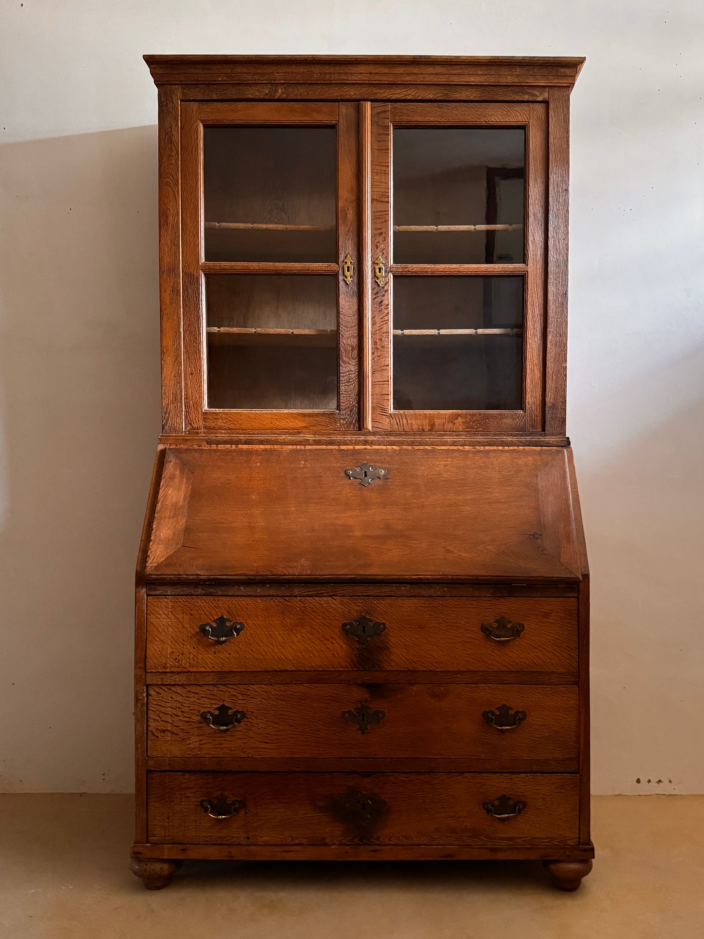 Secretaria de ROBLE con vitrina superior siglo XIX