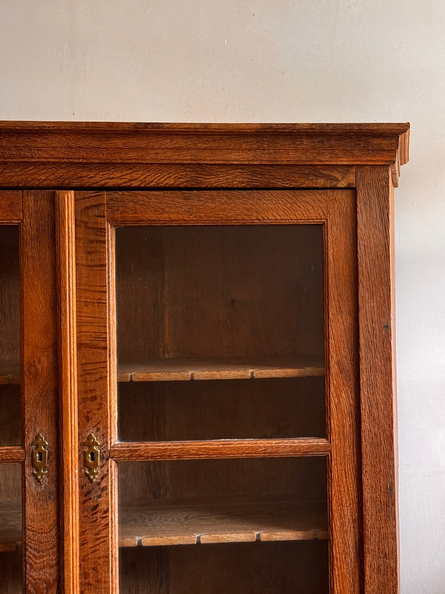 Secretaria de ROBLE con vitrina superior siglo XIX