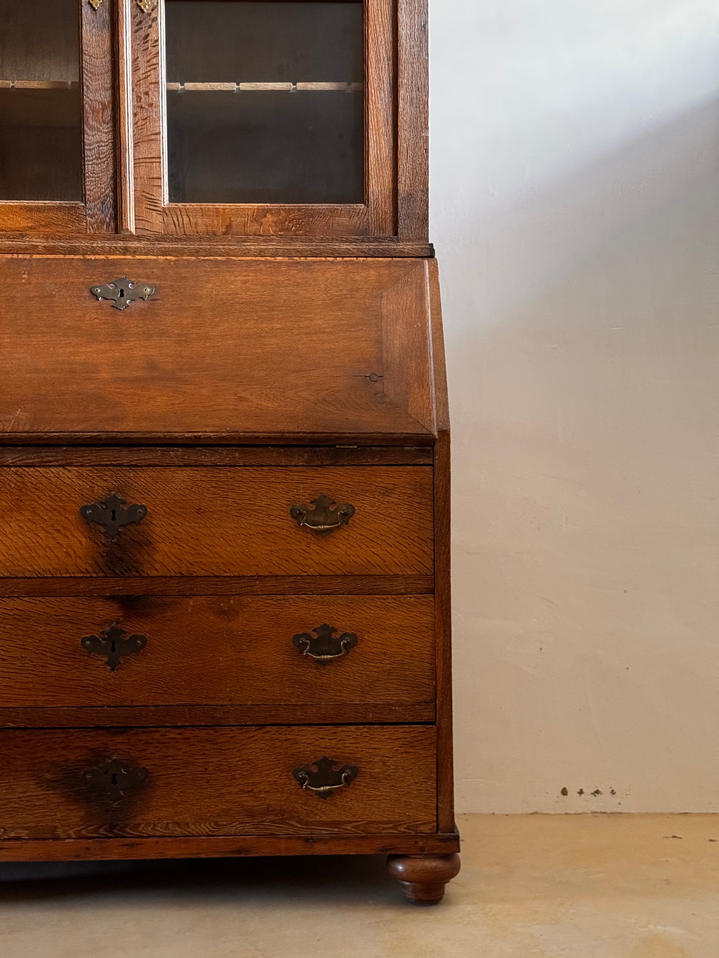 Secretaria de ROBLE con vitrina superior siglo XIX