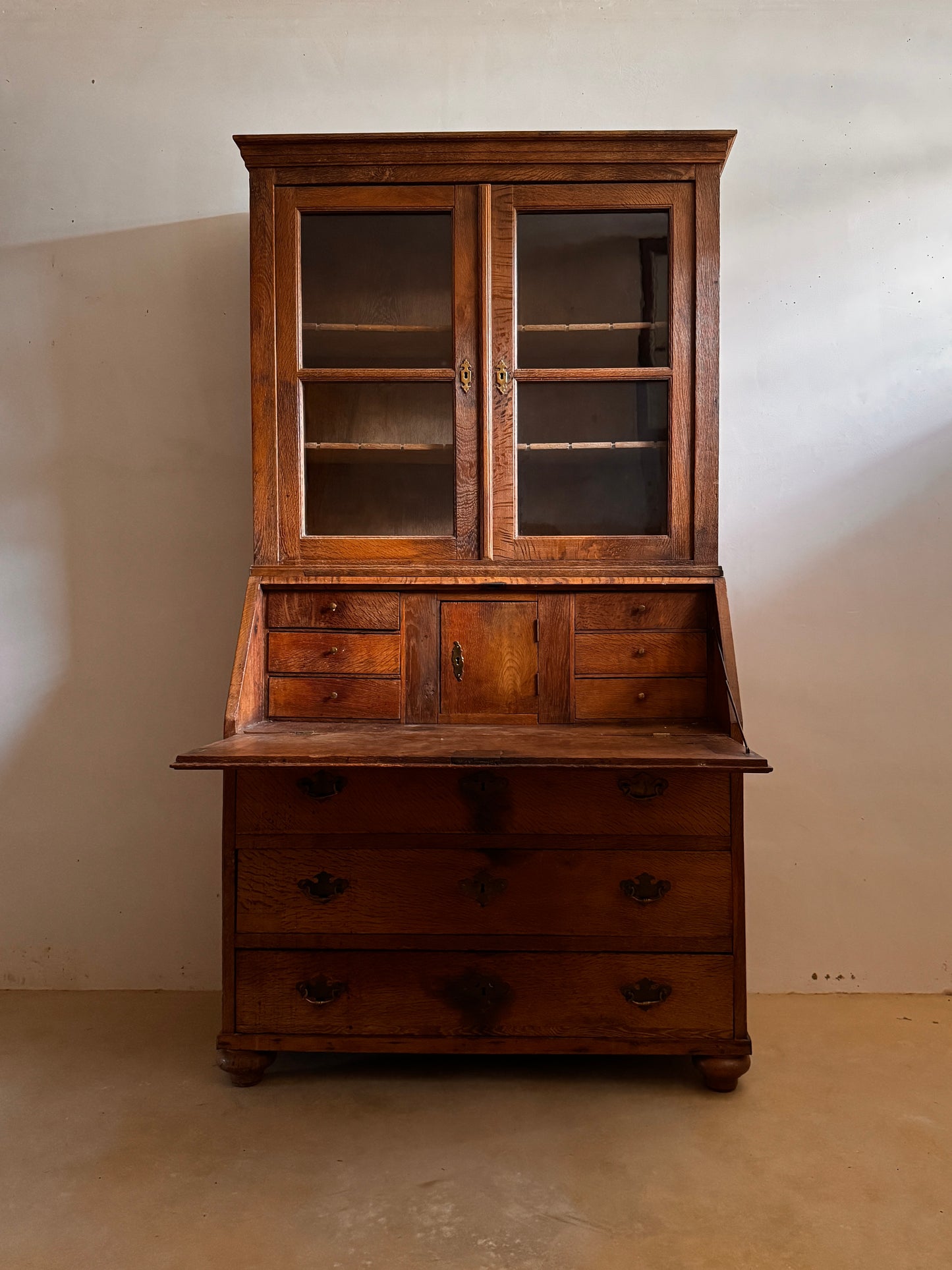 Secretaria de ROBLE con vitrina superior siglo XIX