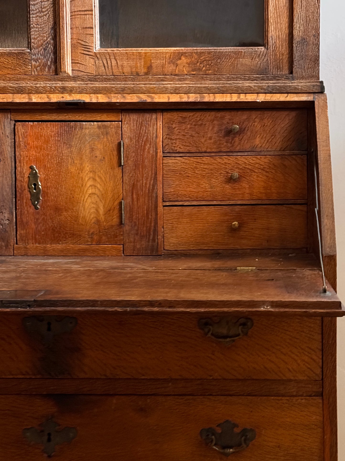 Secretaria de ROBLE con vitrina superior siglo XIX