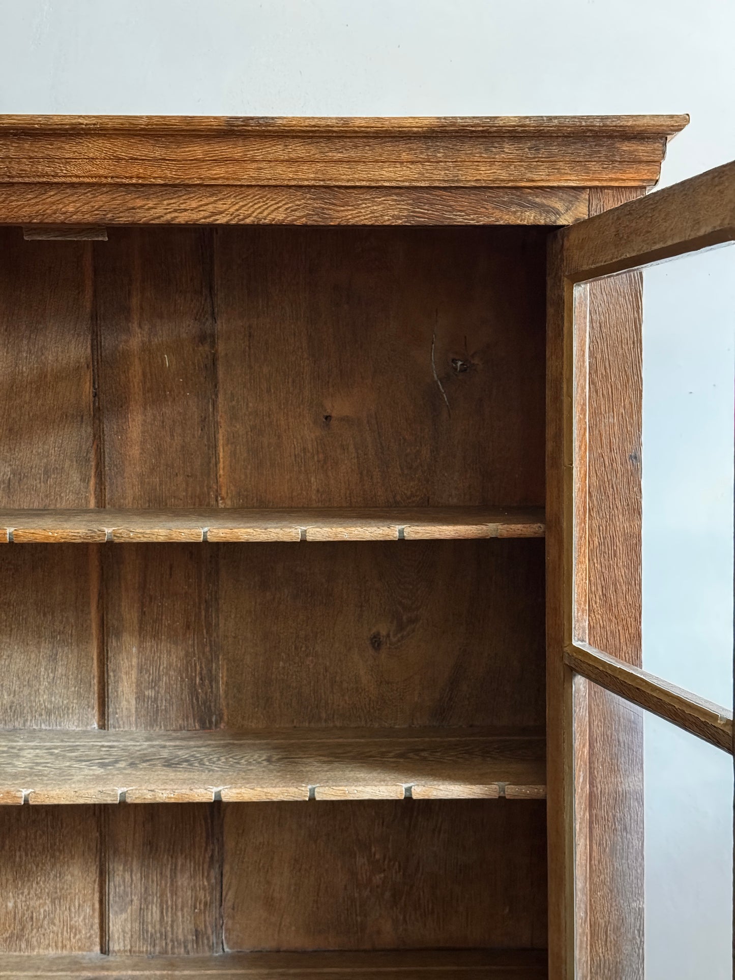 Secretaria de ROBLE con vitrina superior siglo XIX