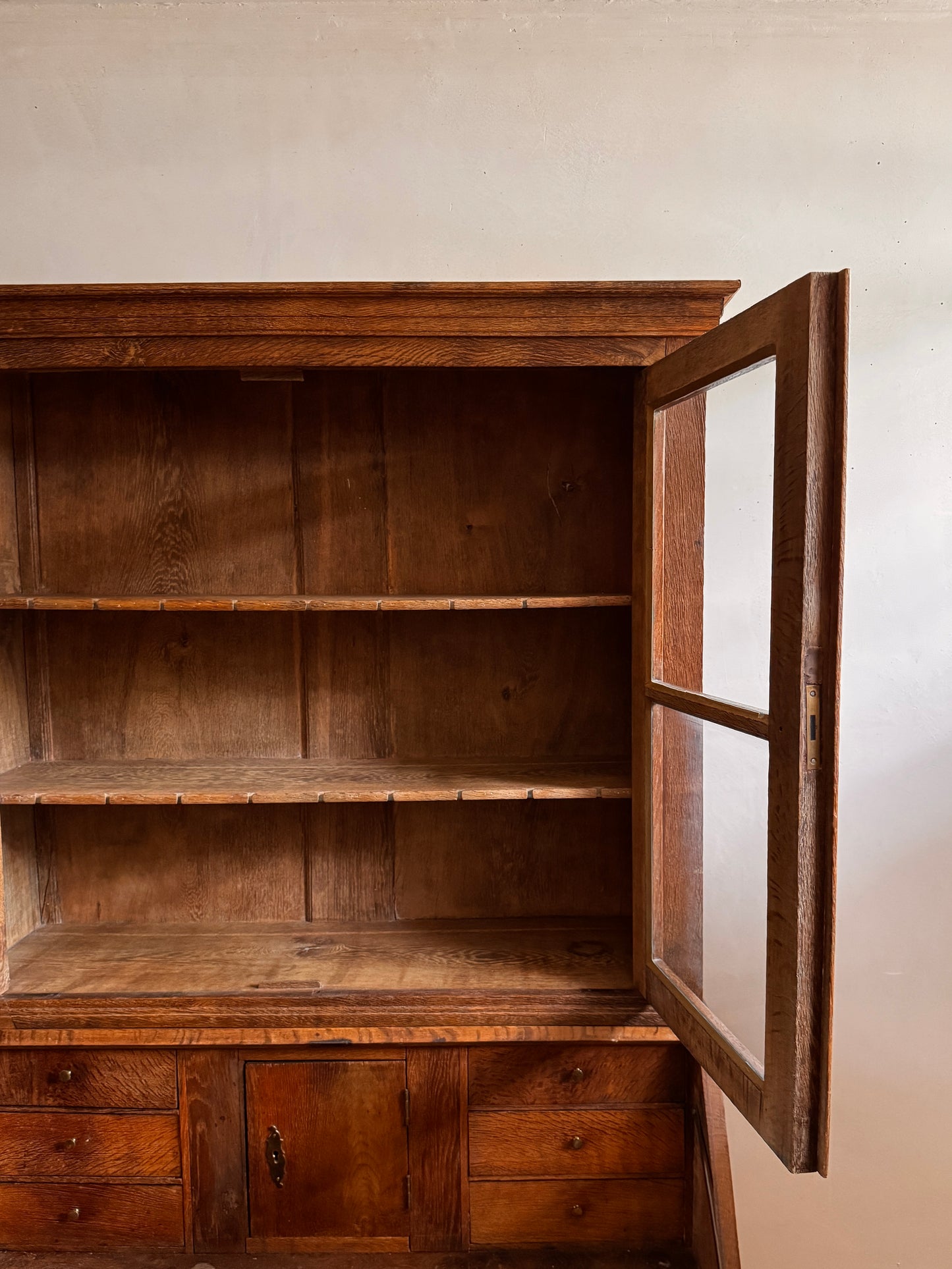 Secretaria de ROBLE con vitrina superior siglo XIX