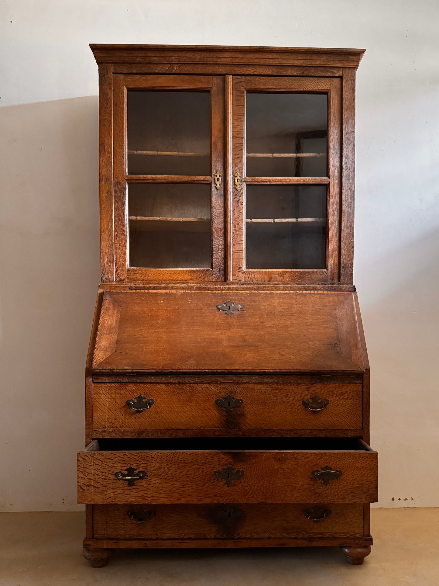 Secretaria de ROBLE con vitrina superior siglo XIX