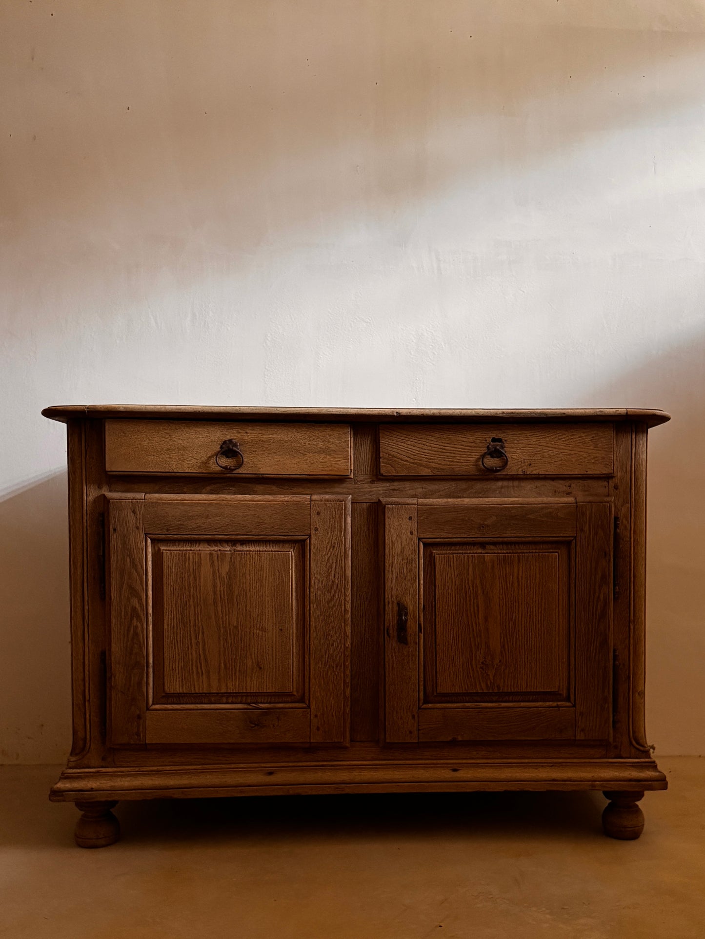 APARADOR DE ROBLE MACIZO Siglo XIX