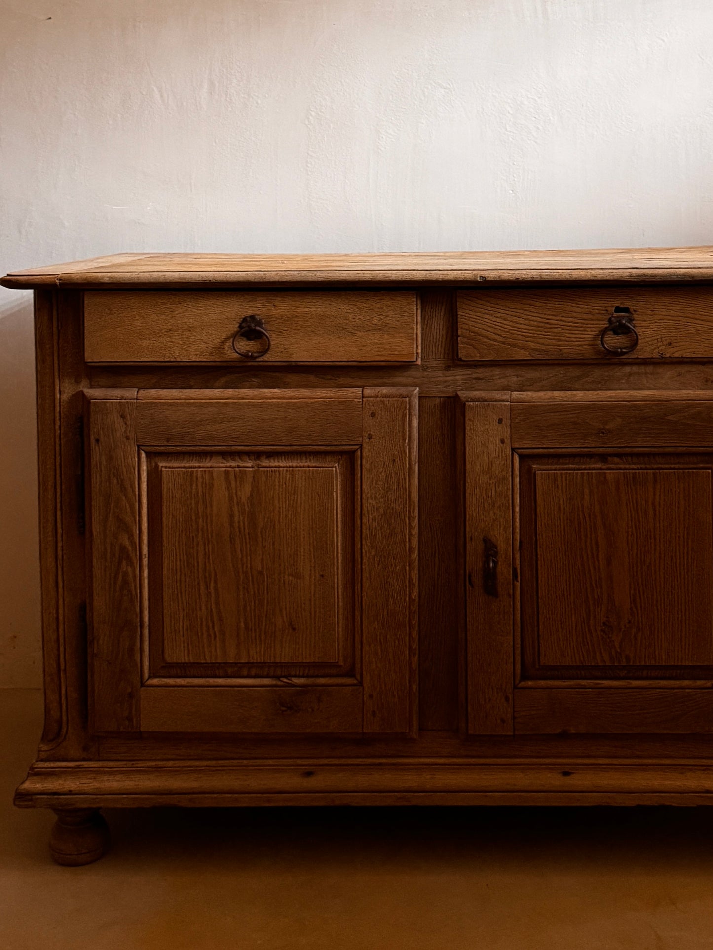 APARADOR DE ROBLE MACIZO Siglo XIX
