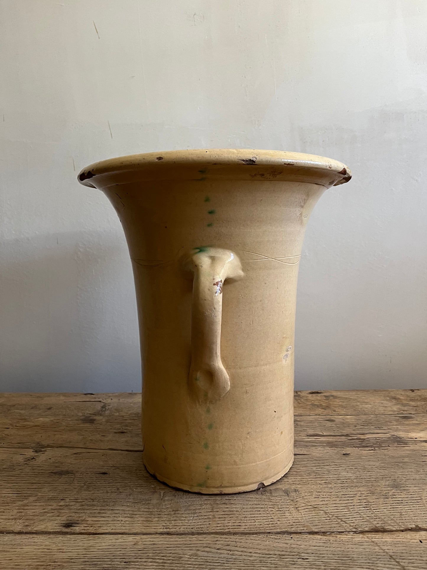 Vasija de barro vidriado del siglo XIX