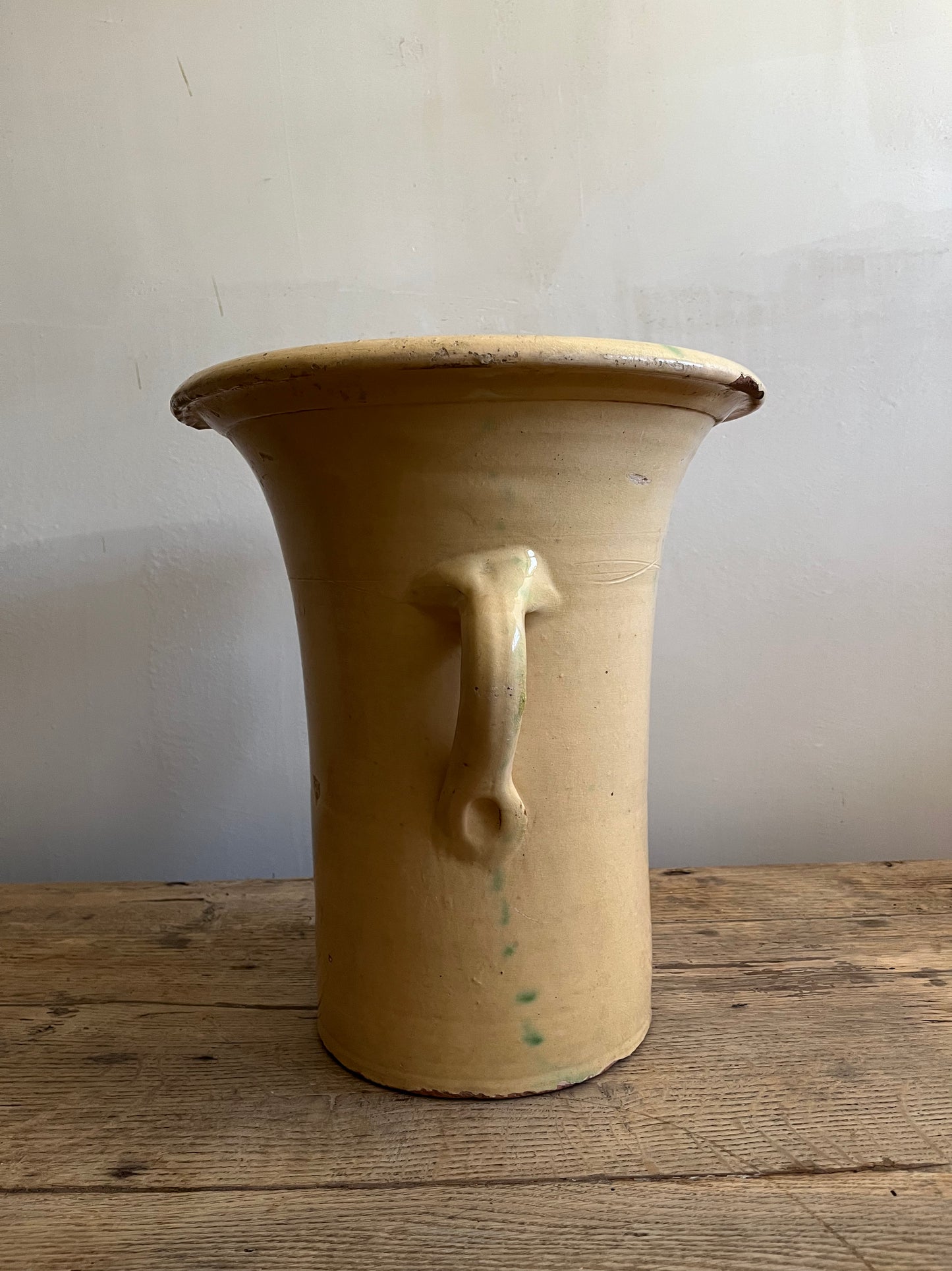 Vasija de barro vidriado del siglo XIX