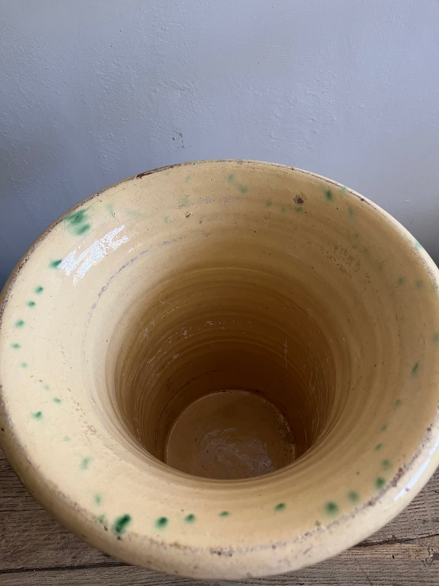 Vasija de barro vidriado del siglo XIX