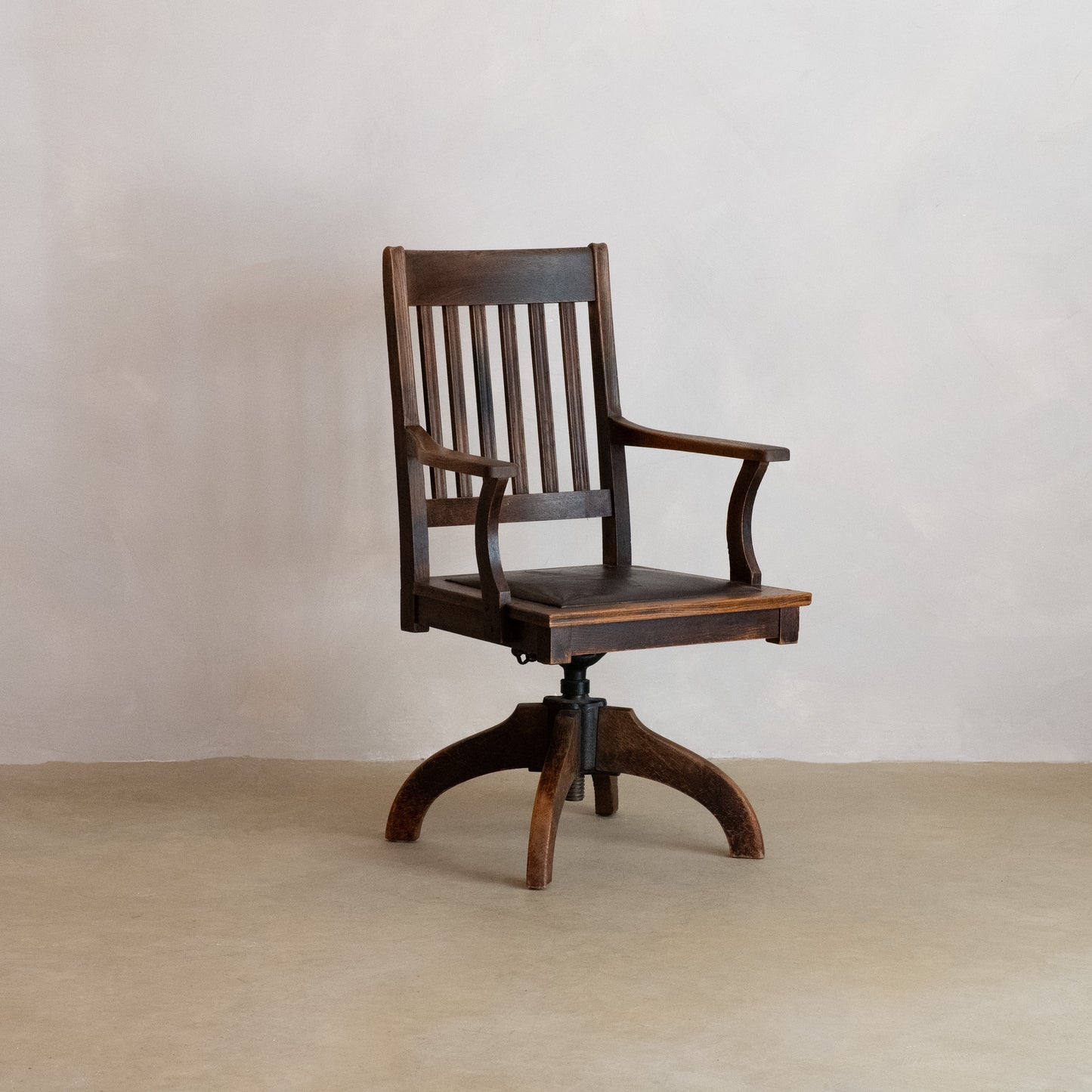 SILLÓN DE OFICINA GIRATORIO AMERICANO DE ROBLE CON ASIENTO DE CUERO, CIRCA 1900