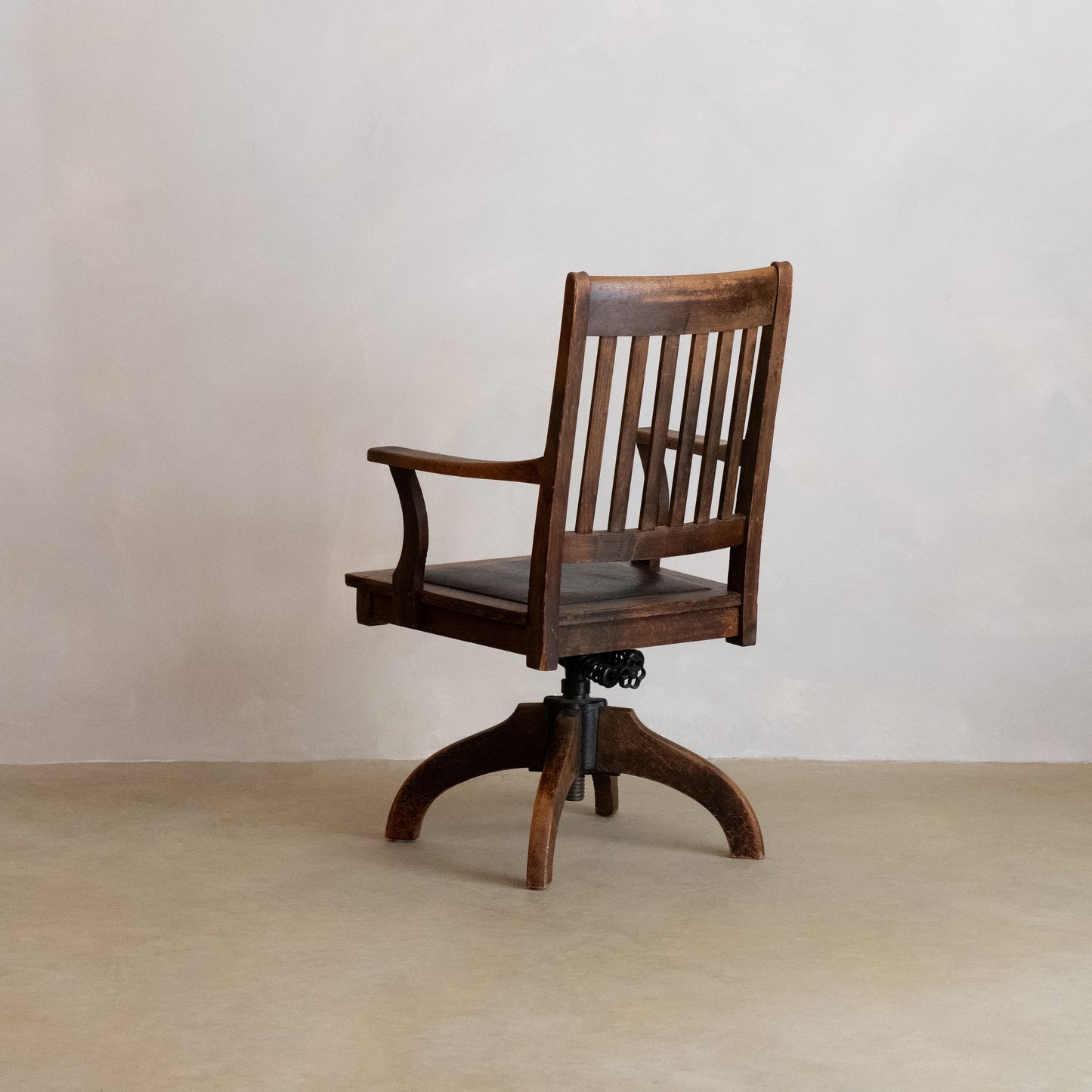 SILLÓN DE OFICINA GIRATORIO AMERICANO DE ROBLE CON ASIENTO DE CUERO, CIRCA 1900