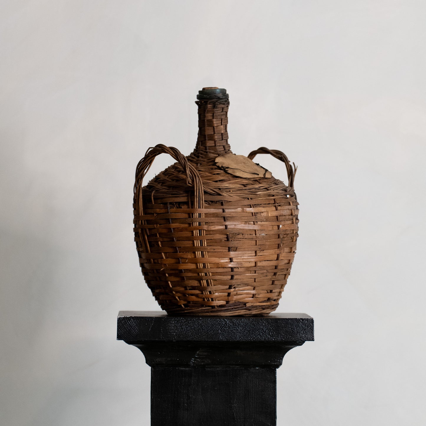 DAMAJUANA DE VIDRIO Y MIMBRE, AÑOS 20