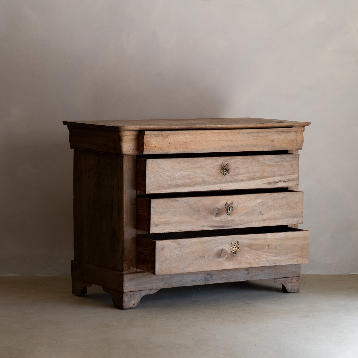 FRENCH WALNUT CHEST OF DRAWERS, 18TH CENTURY