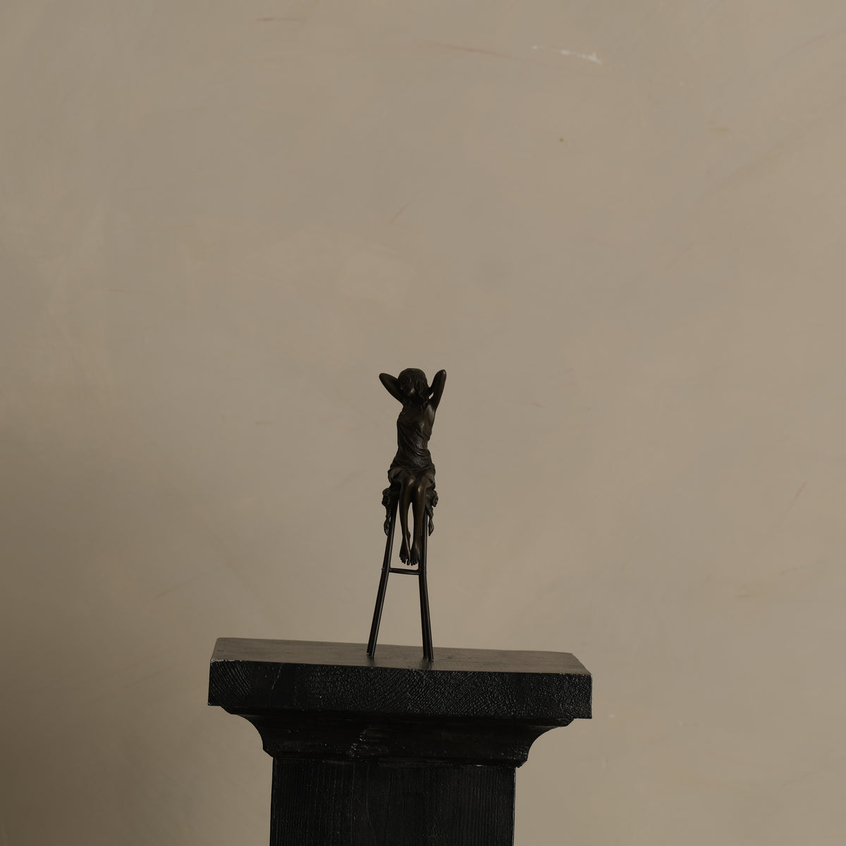 ESCULTURA “MUJER SENTADA” — PIERRE COLLINET