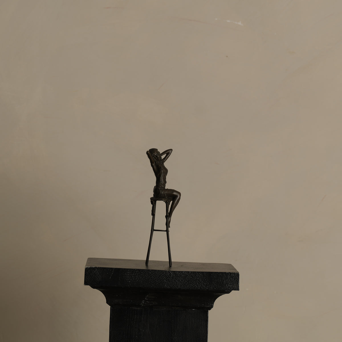 ESCULTURA “MUJER SENTADA” — PIERRE COLLINET