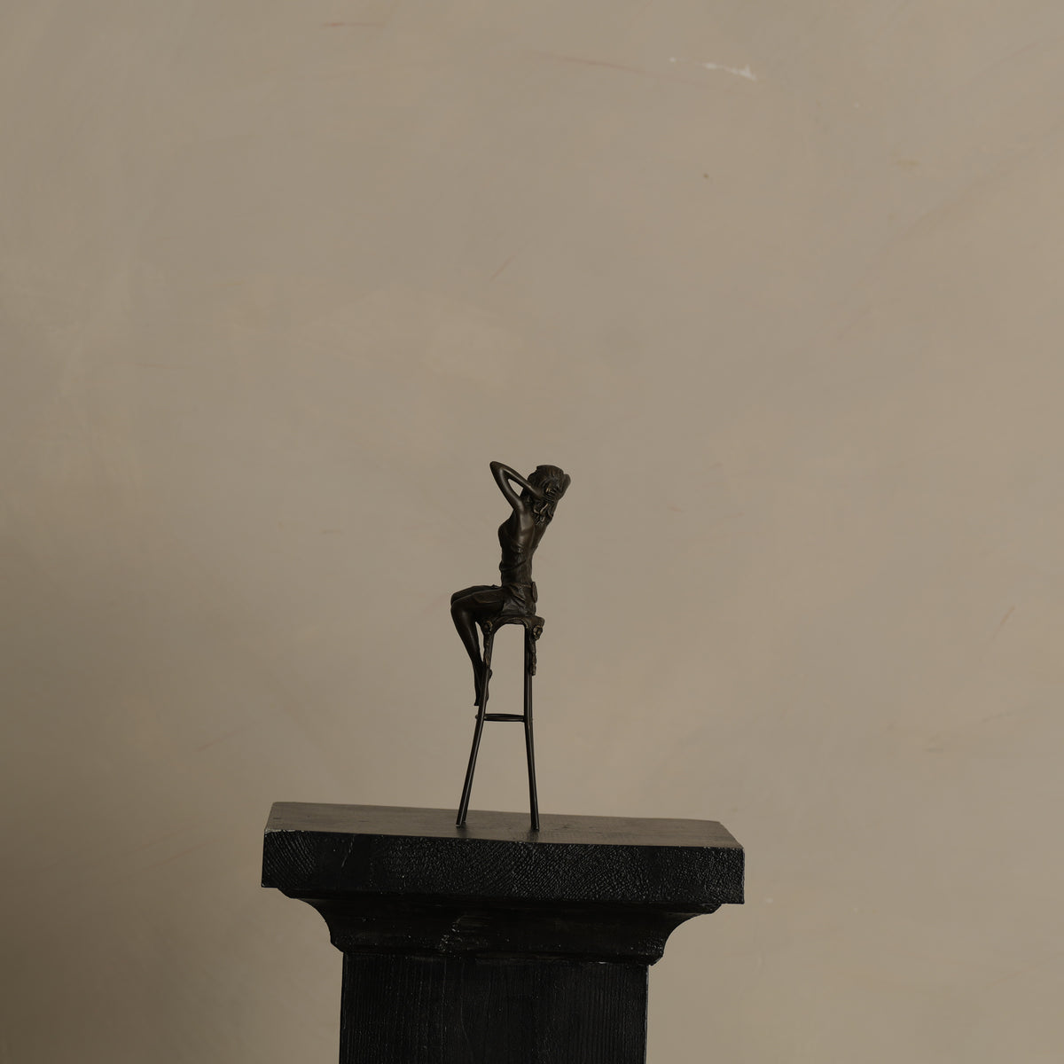ESCULTURA “MUJER SENTADA” — PIERRE COLLINET