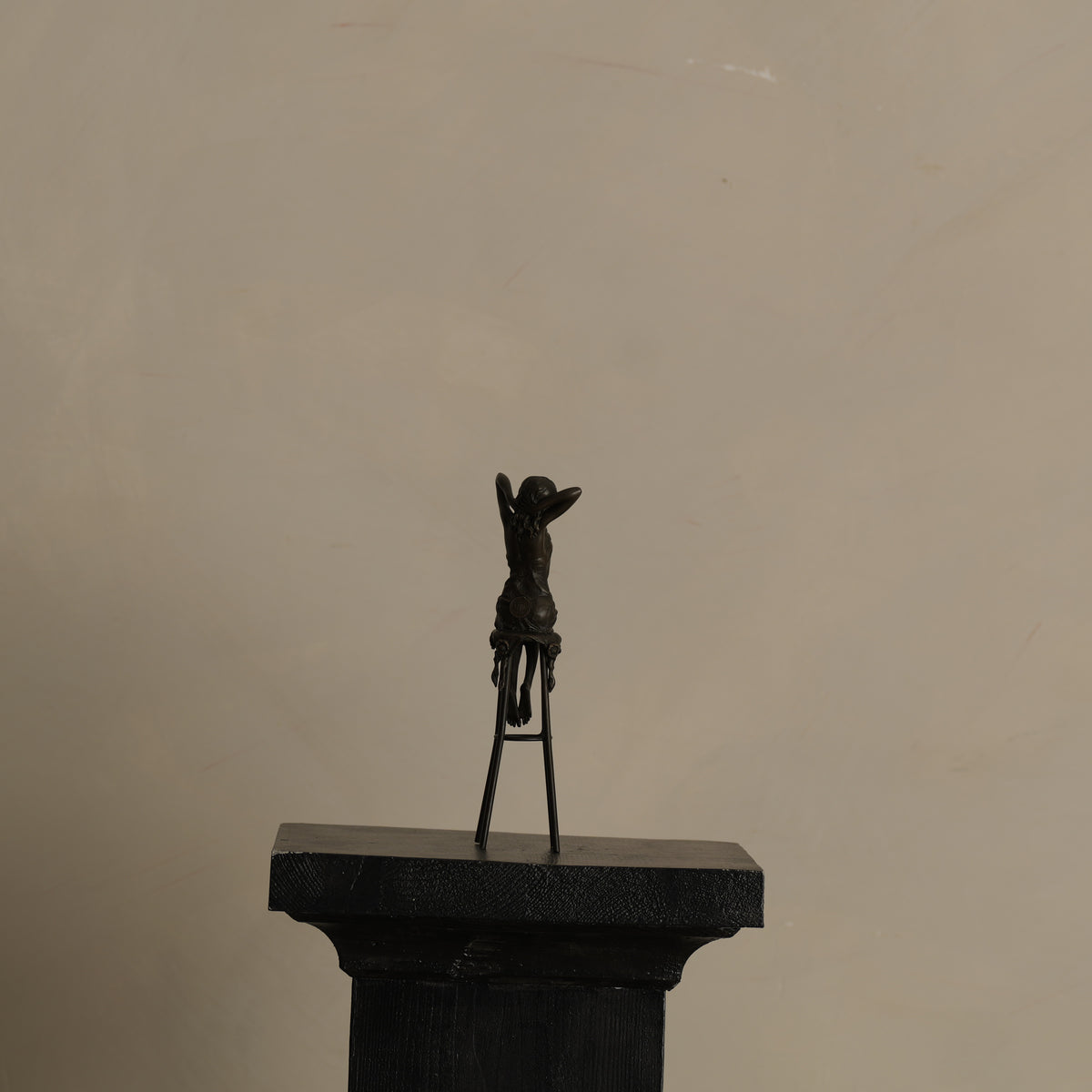 ESCULTURA “MUJER SENTADA” — PIERRE COLLINET