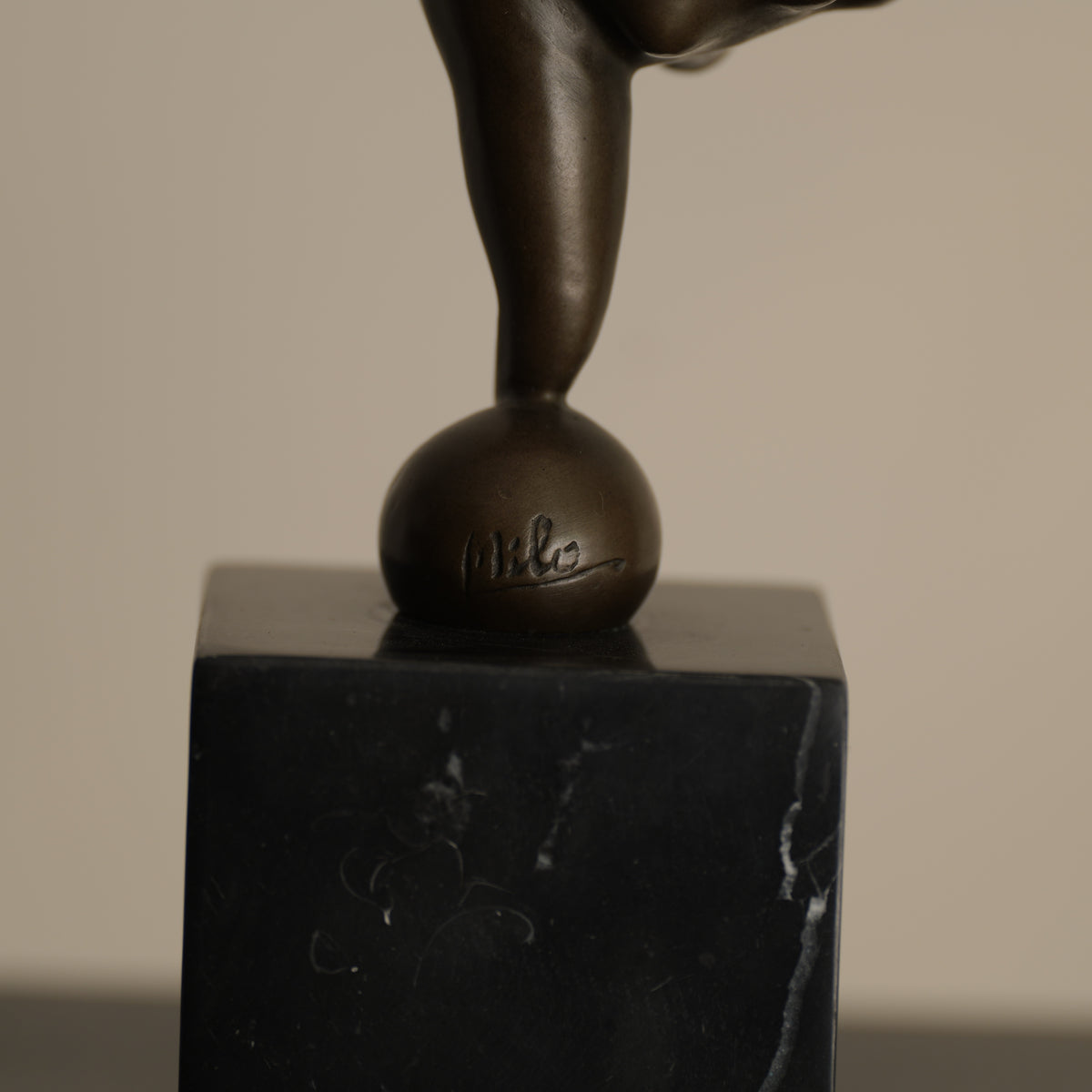 ESCULTURA “GRAVEDAD” — MILO