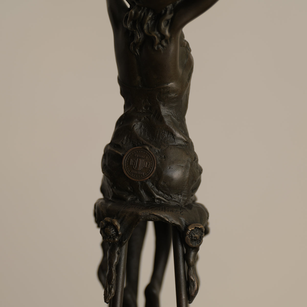 ESCULTURA “MUJER SENTADA” — PIERRE COLLINET